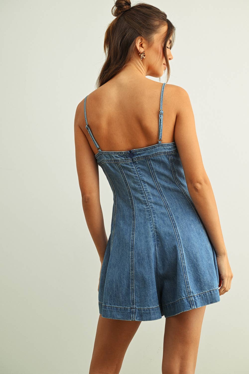 PANELED WASHED DENIM ROMPER: WASHED DENIM
