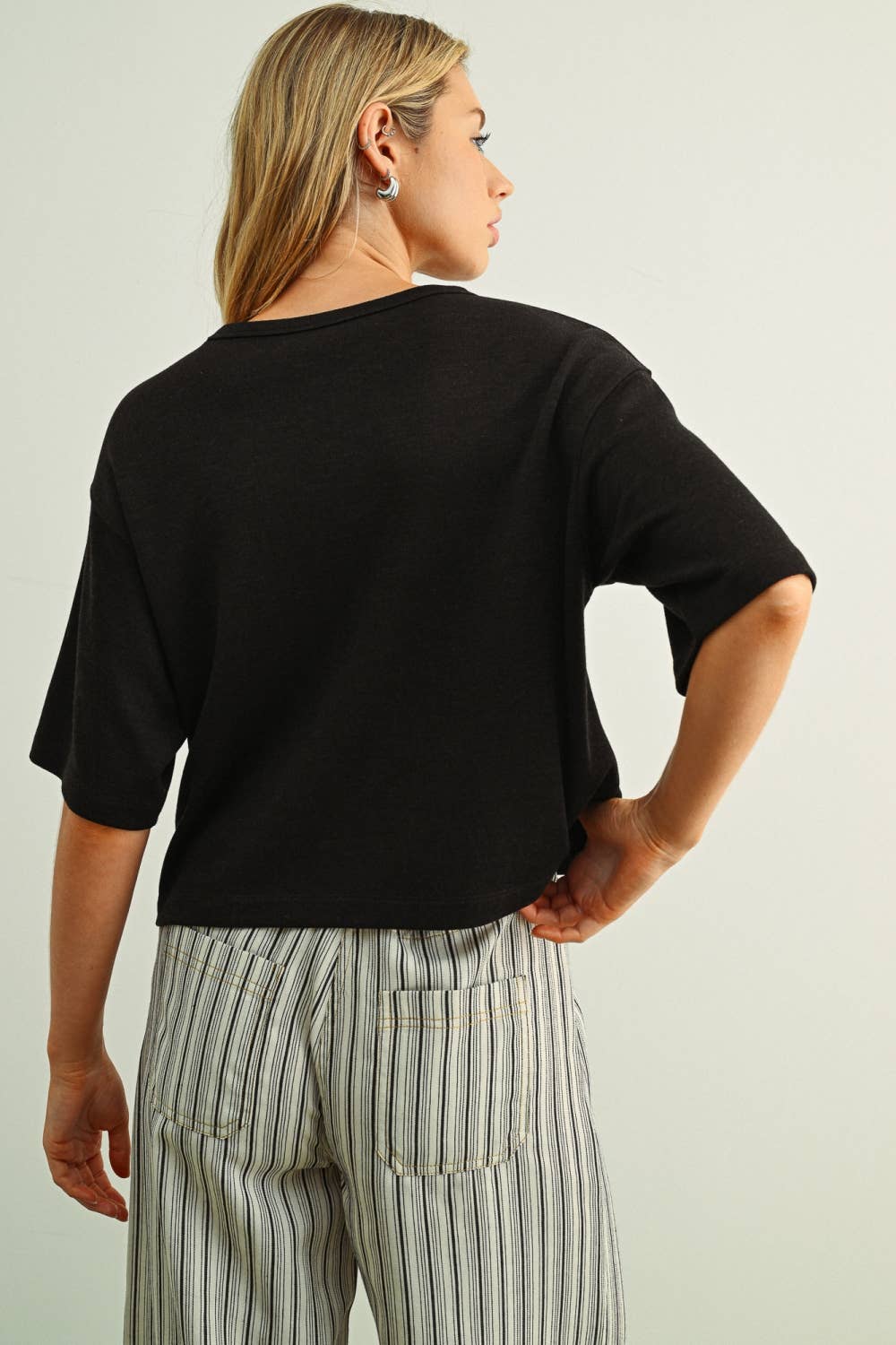 BRUSHED SHORT SLEEVE KNITTED TOP: CHARCOAL