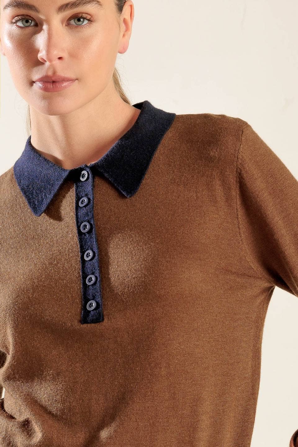 A solid sweater knit polo: BROWN NAVY