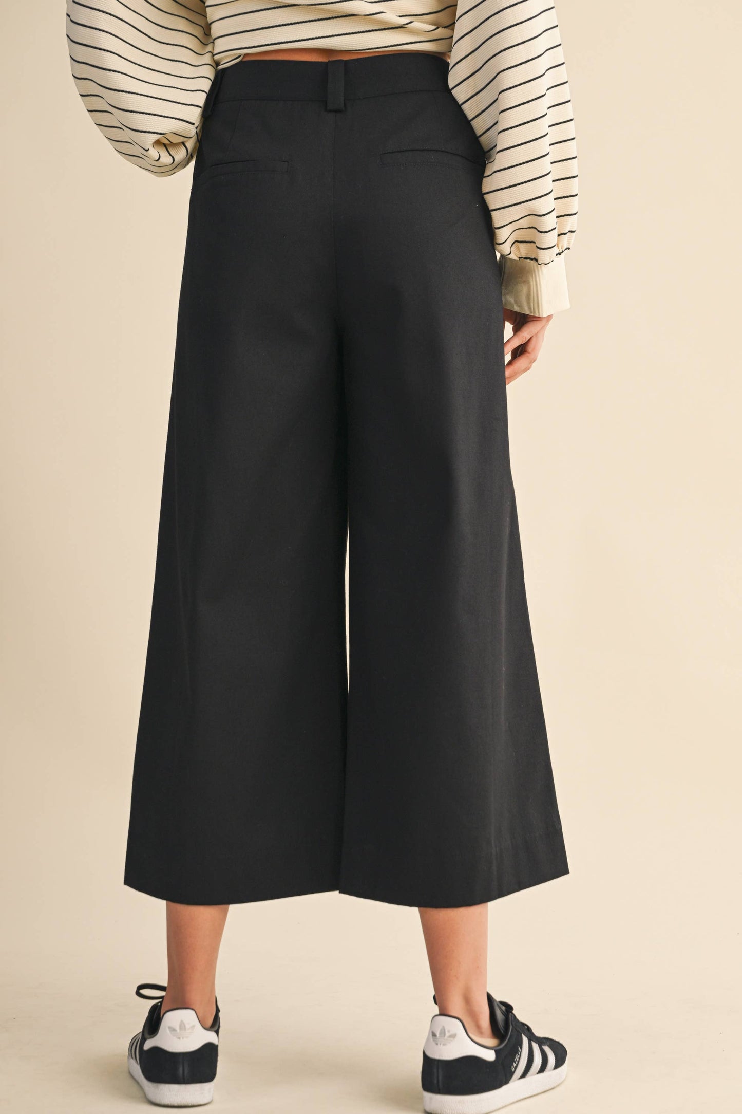 PINTUCK DETAIL CROPED WIDE LEG PANTS: Black