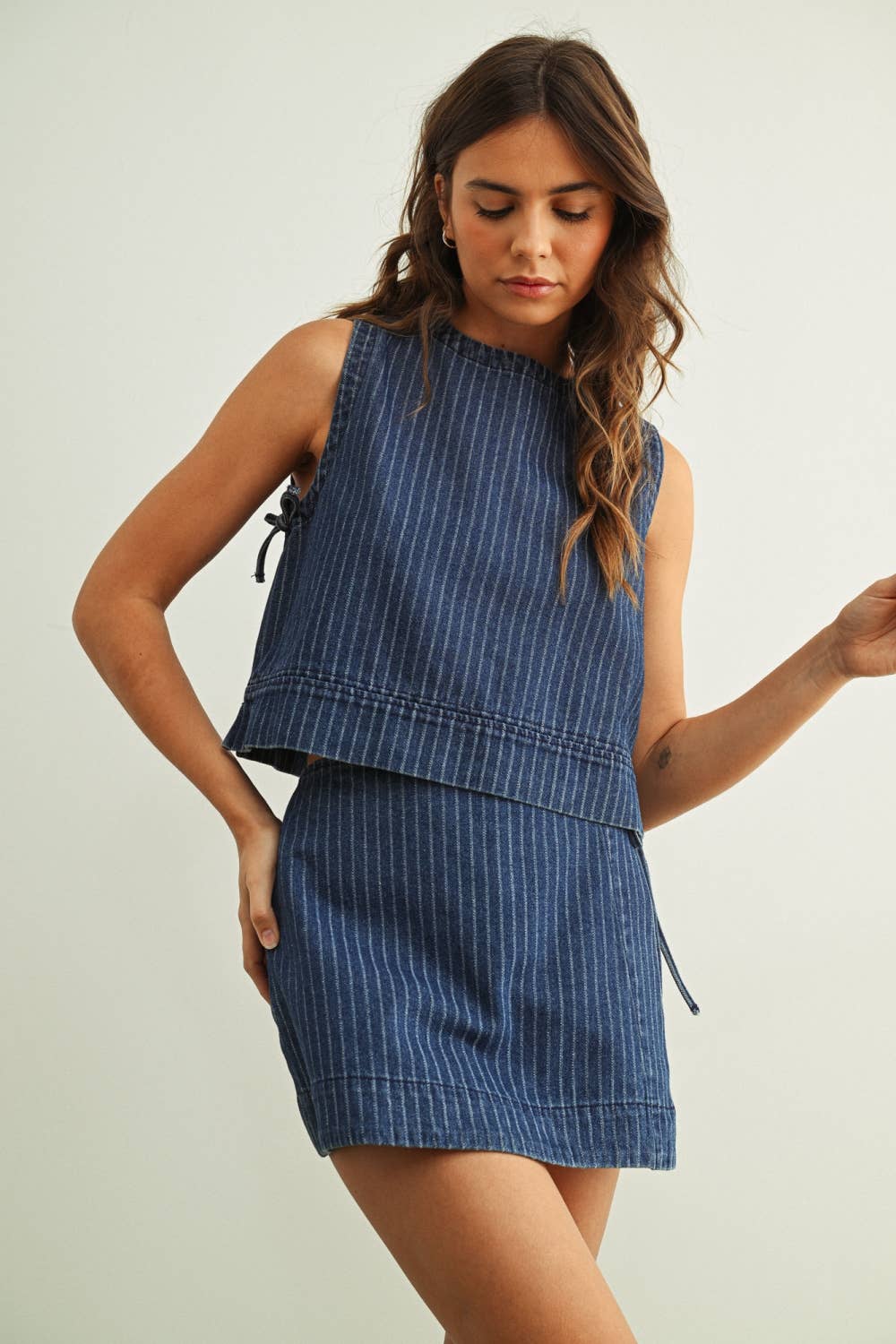 PINSTRIPED DENIM SKORT: DENIM BLUE