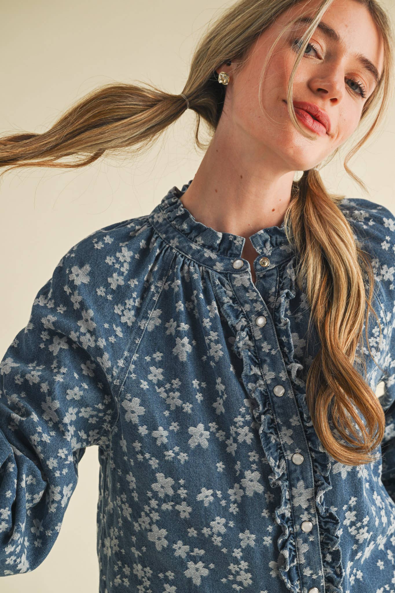DENIM FLORAL RUFFLED BUTTON DOWN TOP: DENIM FLORAL