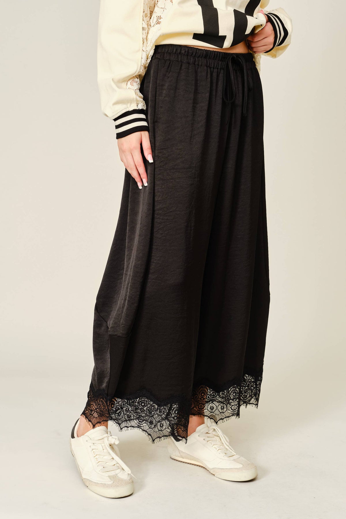 LACE TRIM SATIN DRAWSTRING BARREL PANTS: BLACK