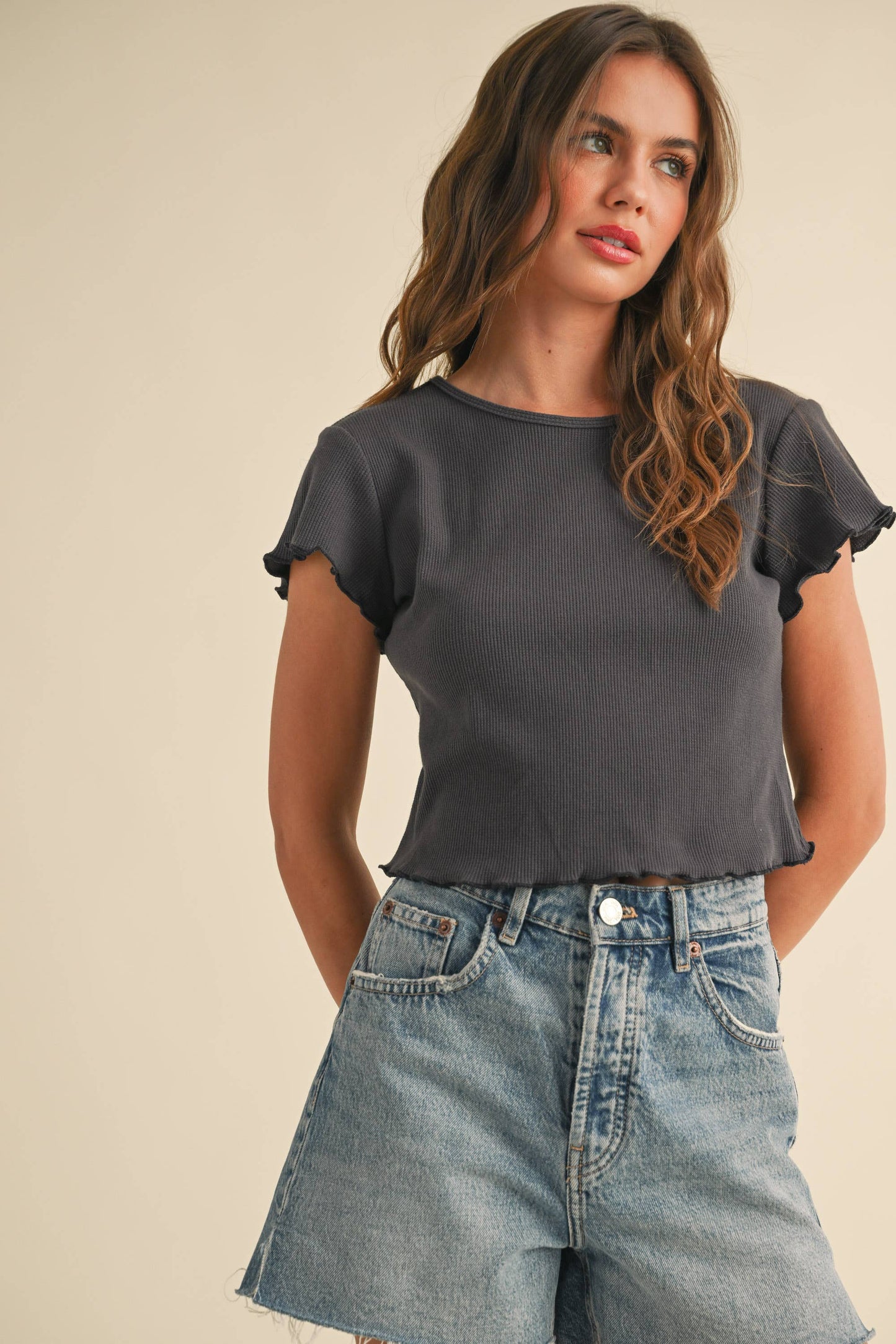 MINI WAFFLE FABRIC SHORT SLEEVE TOP: Charcoal
