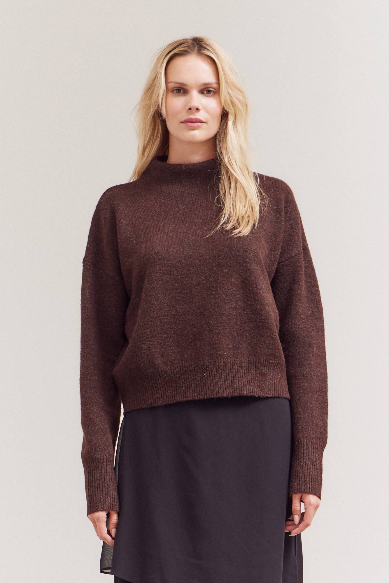  MOCK NECK DAILY SWEATER: DEEP BRONZE