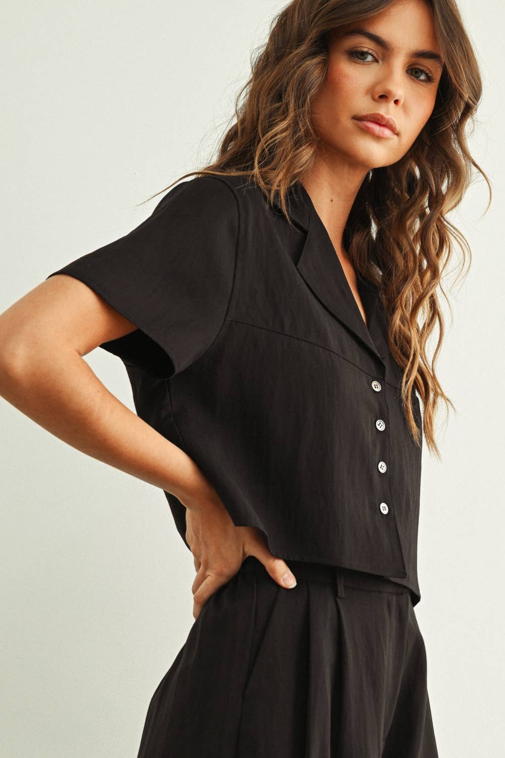 SOFT RAYON BUTTON FRONT SSLV BLOUSE: BLACK