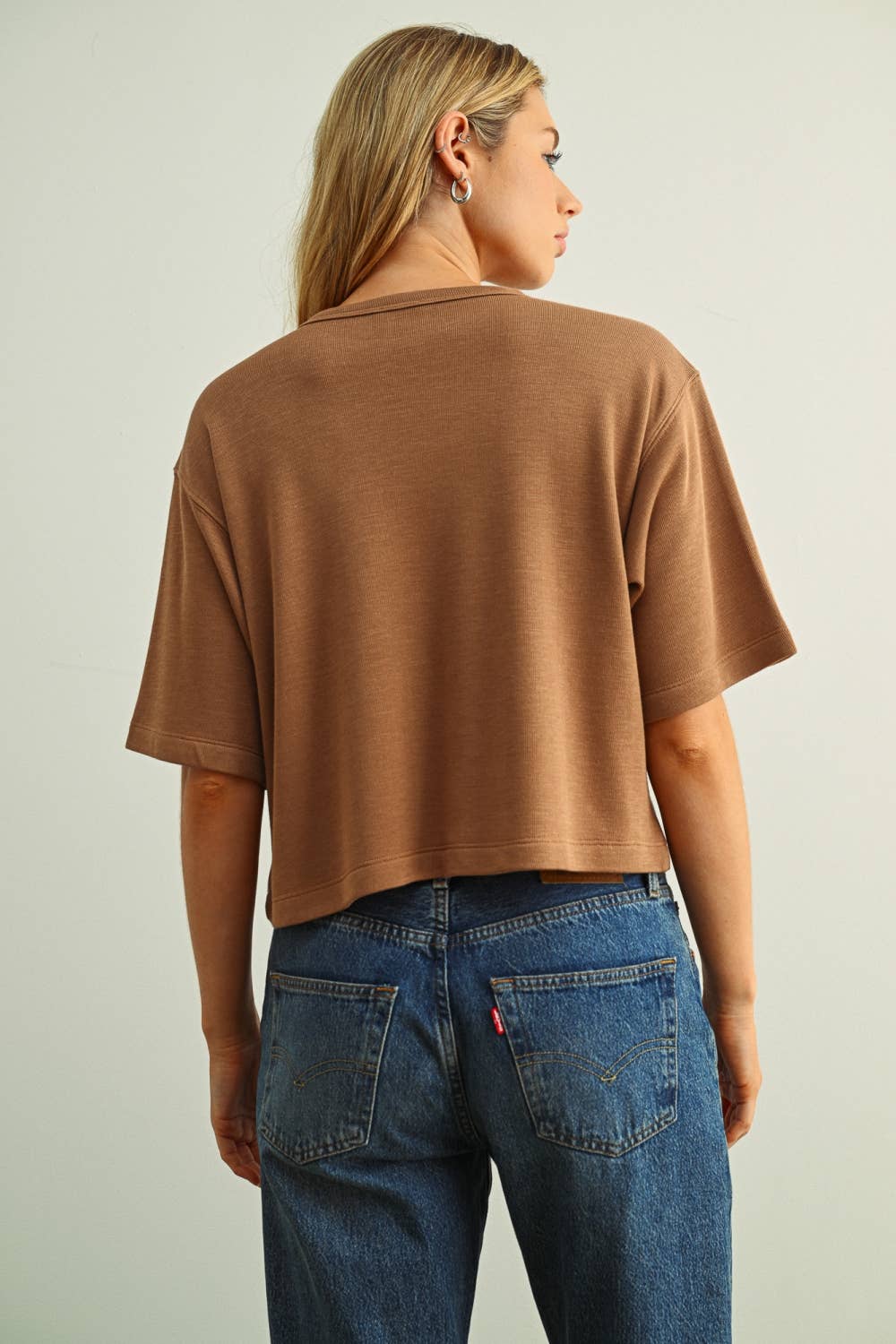 SOFR BRUSHED FABRIC SHORT SLEEVE TOP: MOCHA