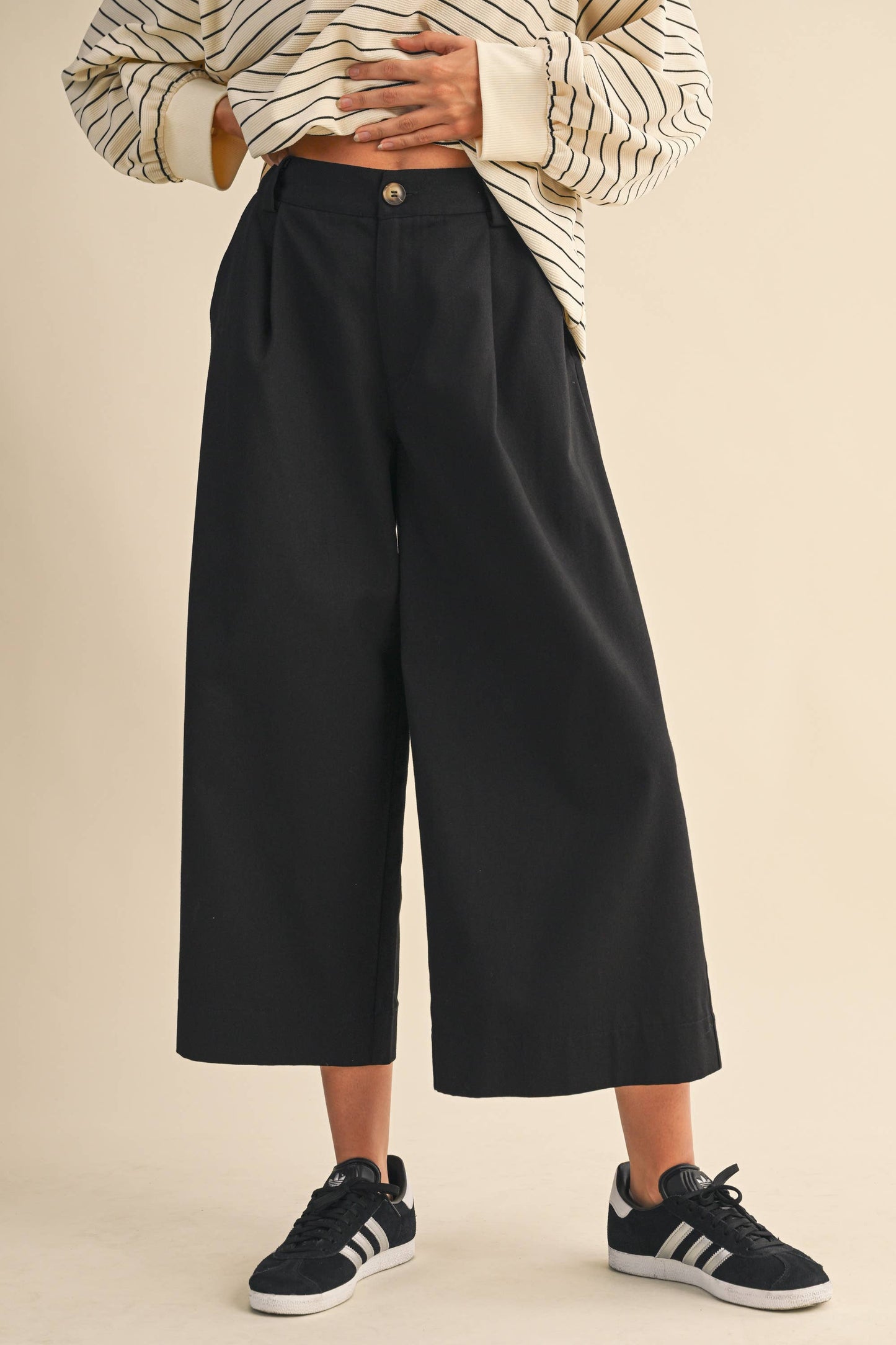 PINTUCK DETAIL CROPED WIDE LEG PANTS: Black
