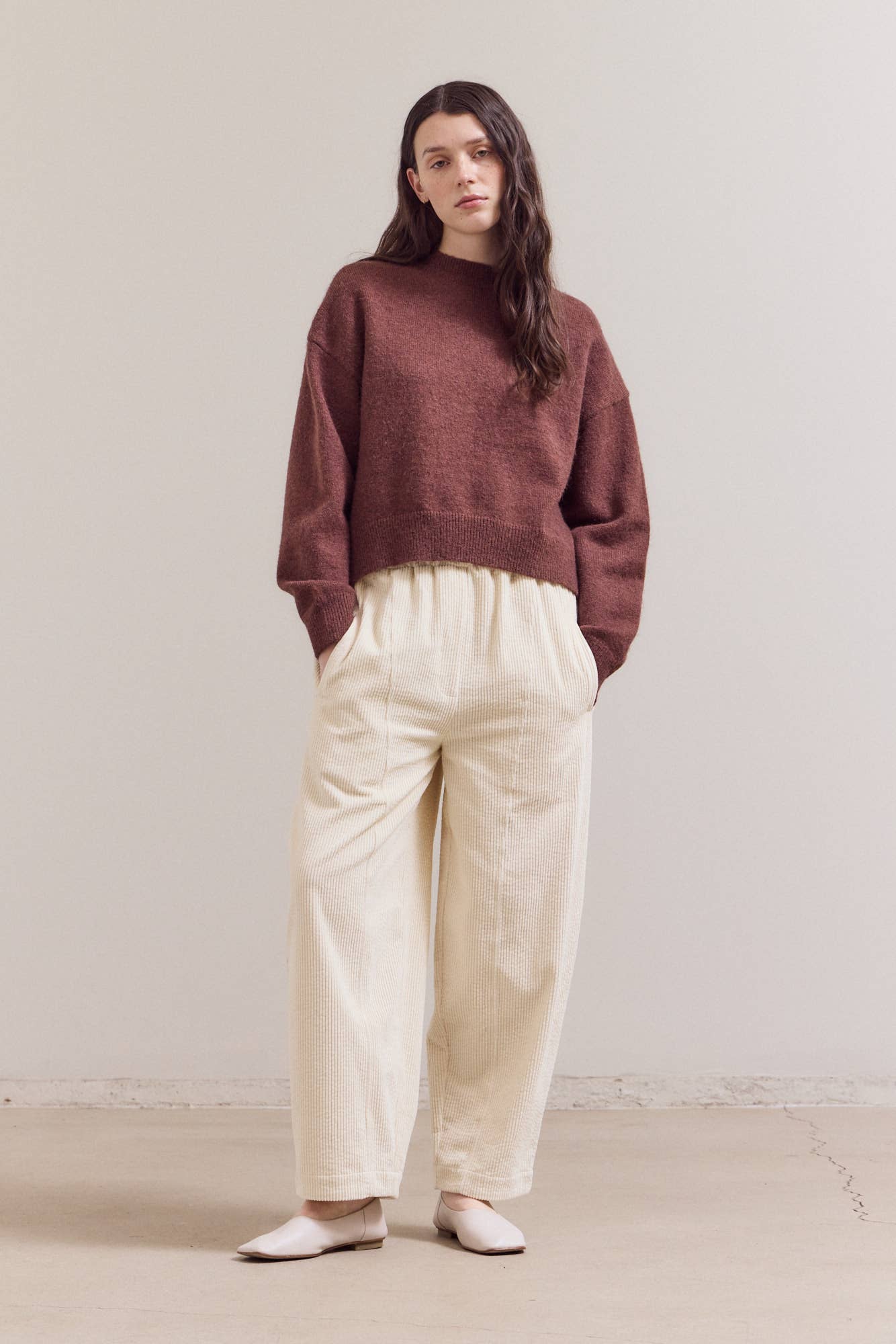 SEAM DETAIL ROUND NECK SWEATER: BRICK