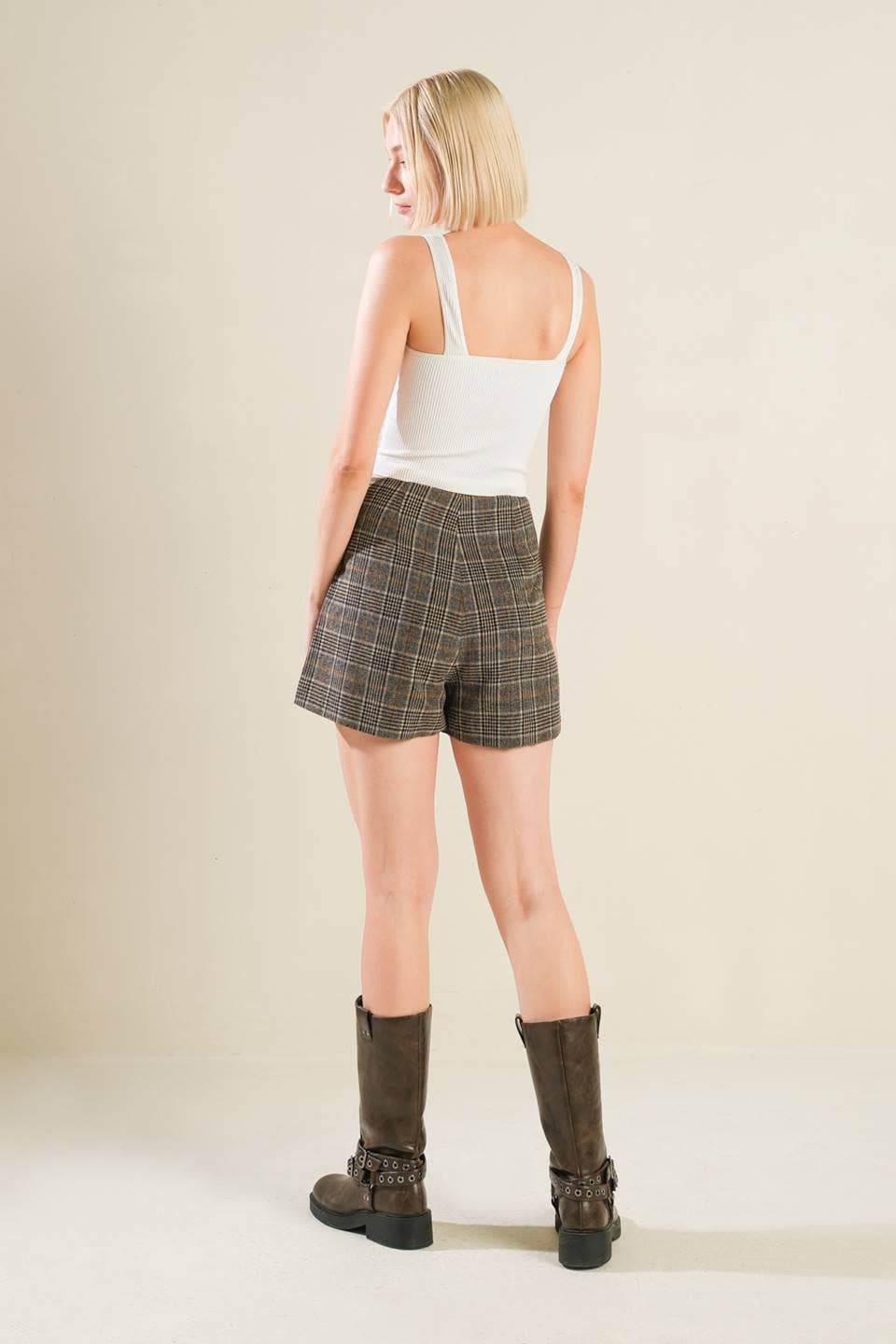 A woven plaid skort: BROWN BLACK
