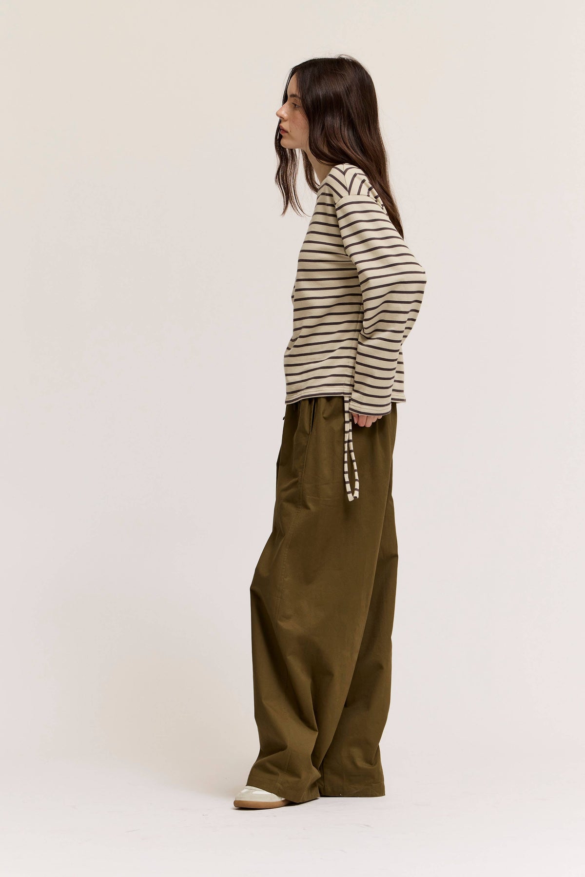 SIDE DRAWSTRING STRIPE CREWNECK SWEATSHIRTS: HAZE CHOCO