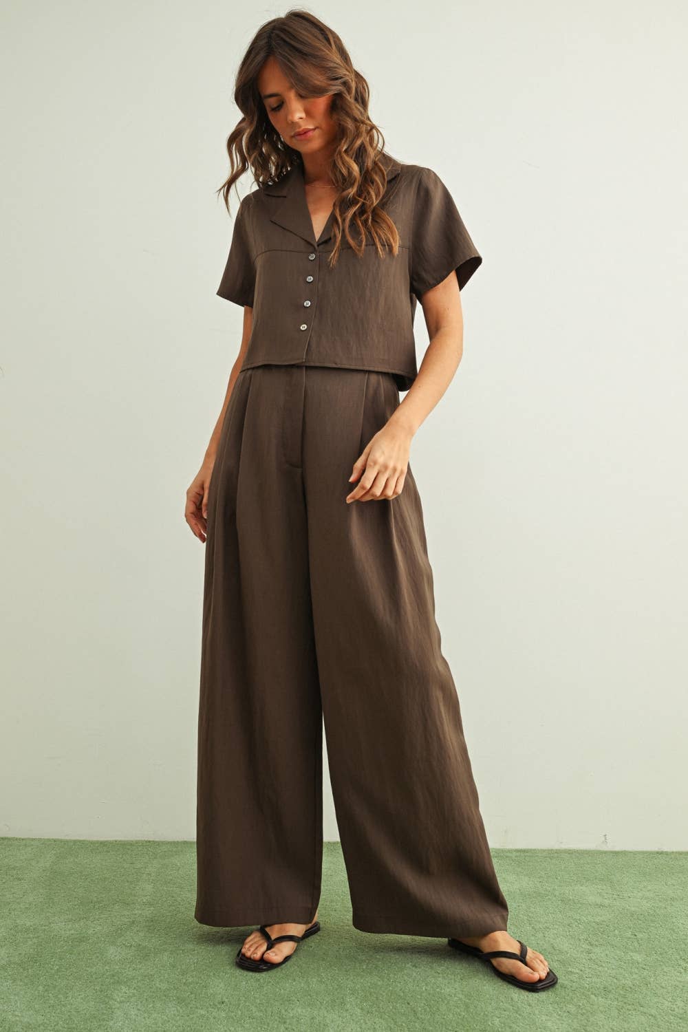 RAYON BUTTON SSLV BLOUSE: BROWN