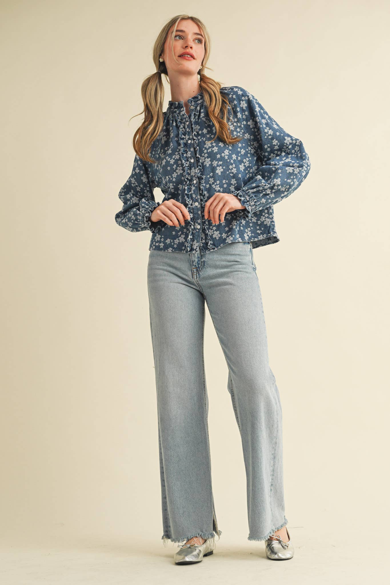 DENIM FLORAL RUFFLED BUTTON DOWN TOP: DENIM FLORAL