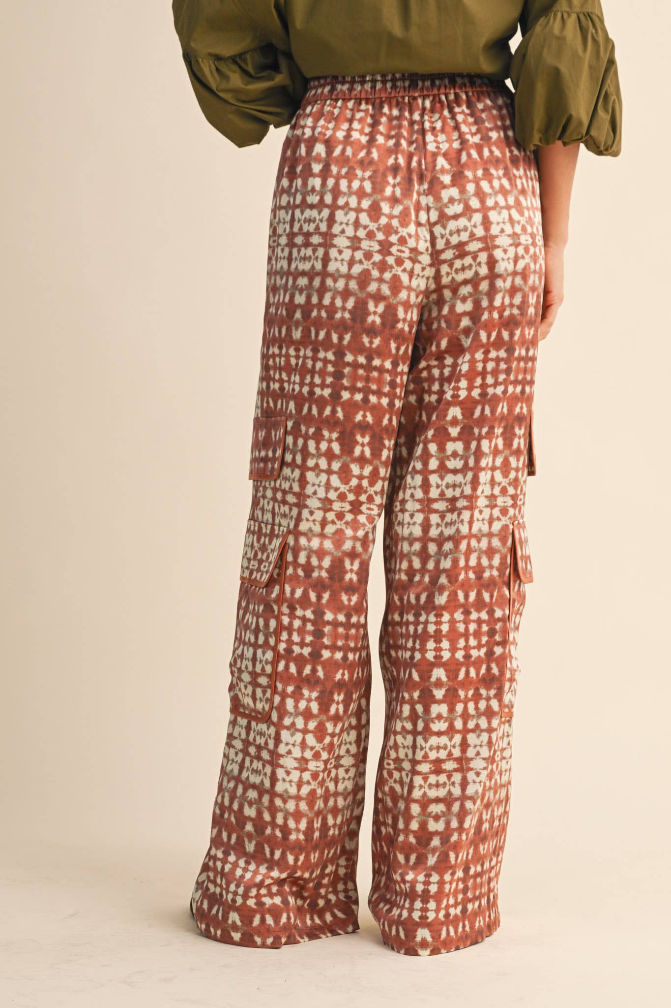 SATIN PRINTED WIDE LEG CARGO PANTS: Rust