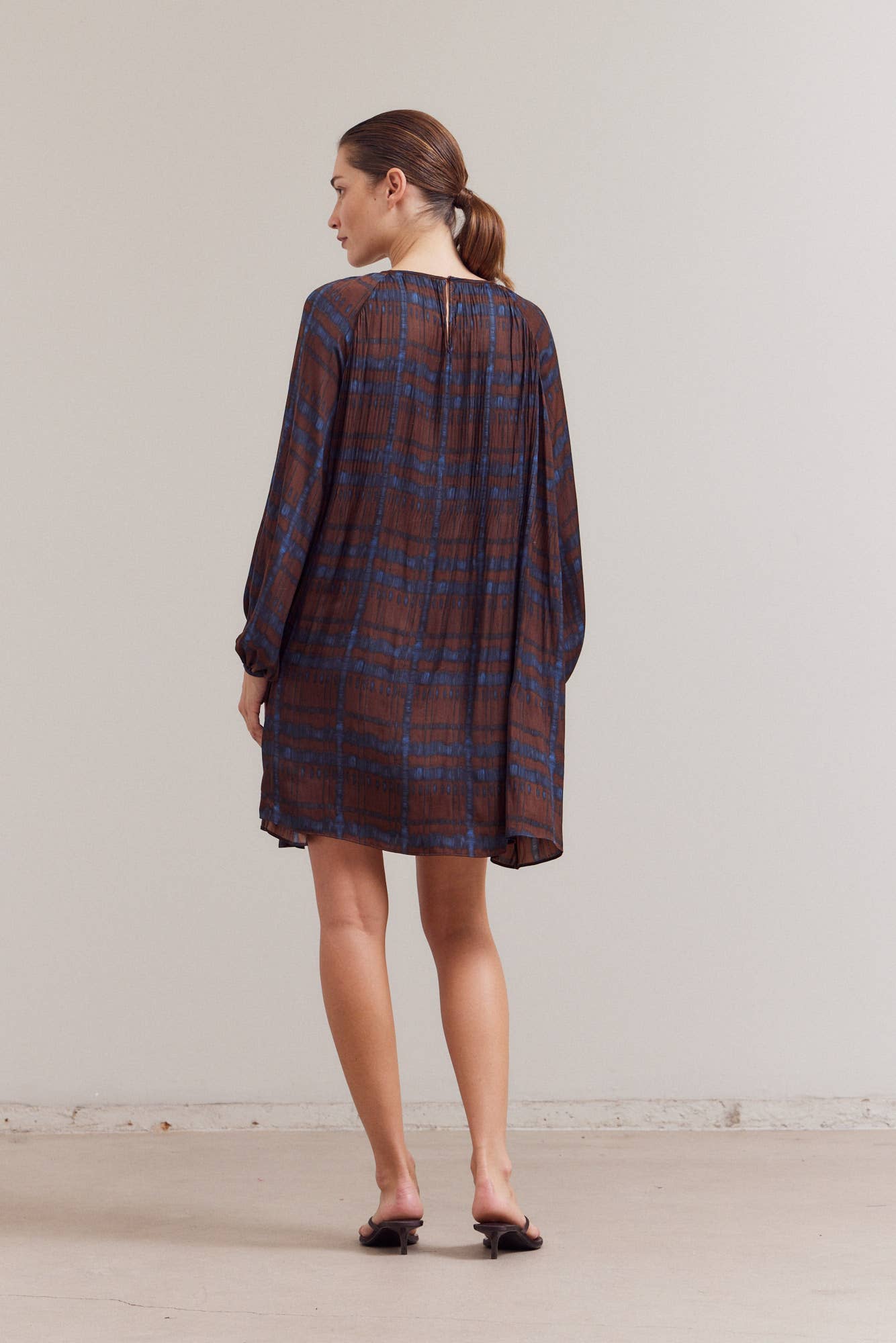 PLEATED PRINT MINI DRESS: Multi