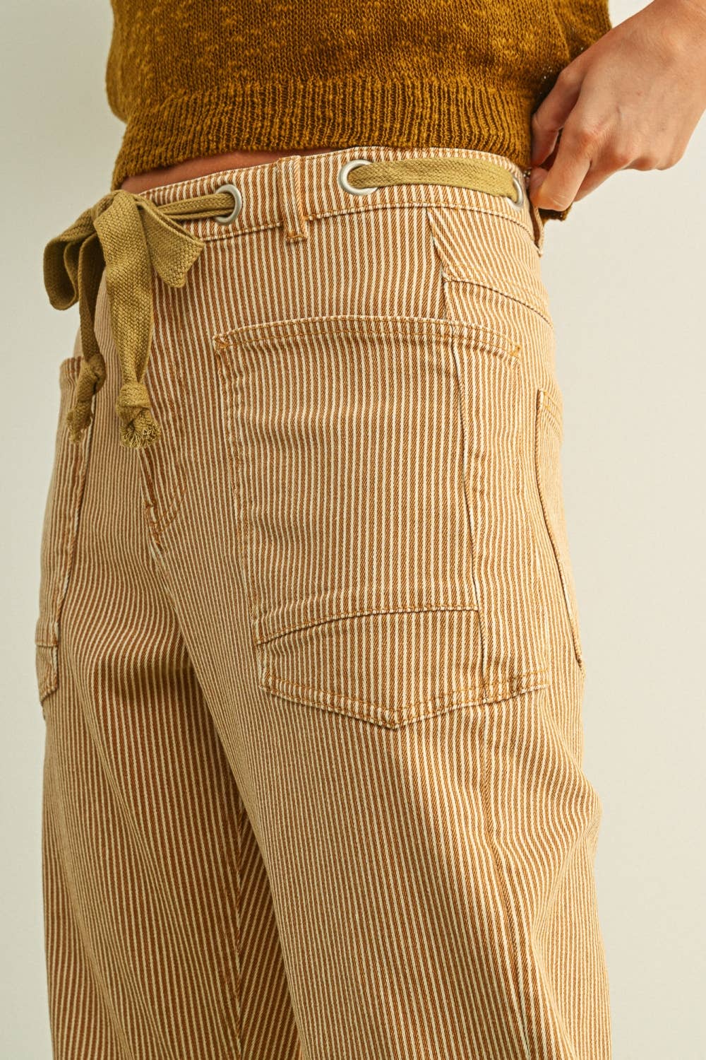 STRIPED PATTERN WASHED BARREL PANTS WITH BELT: CAMEL
