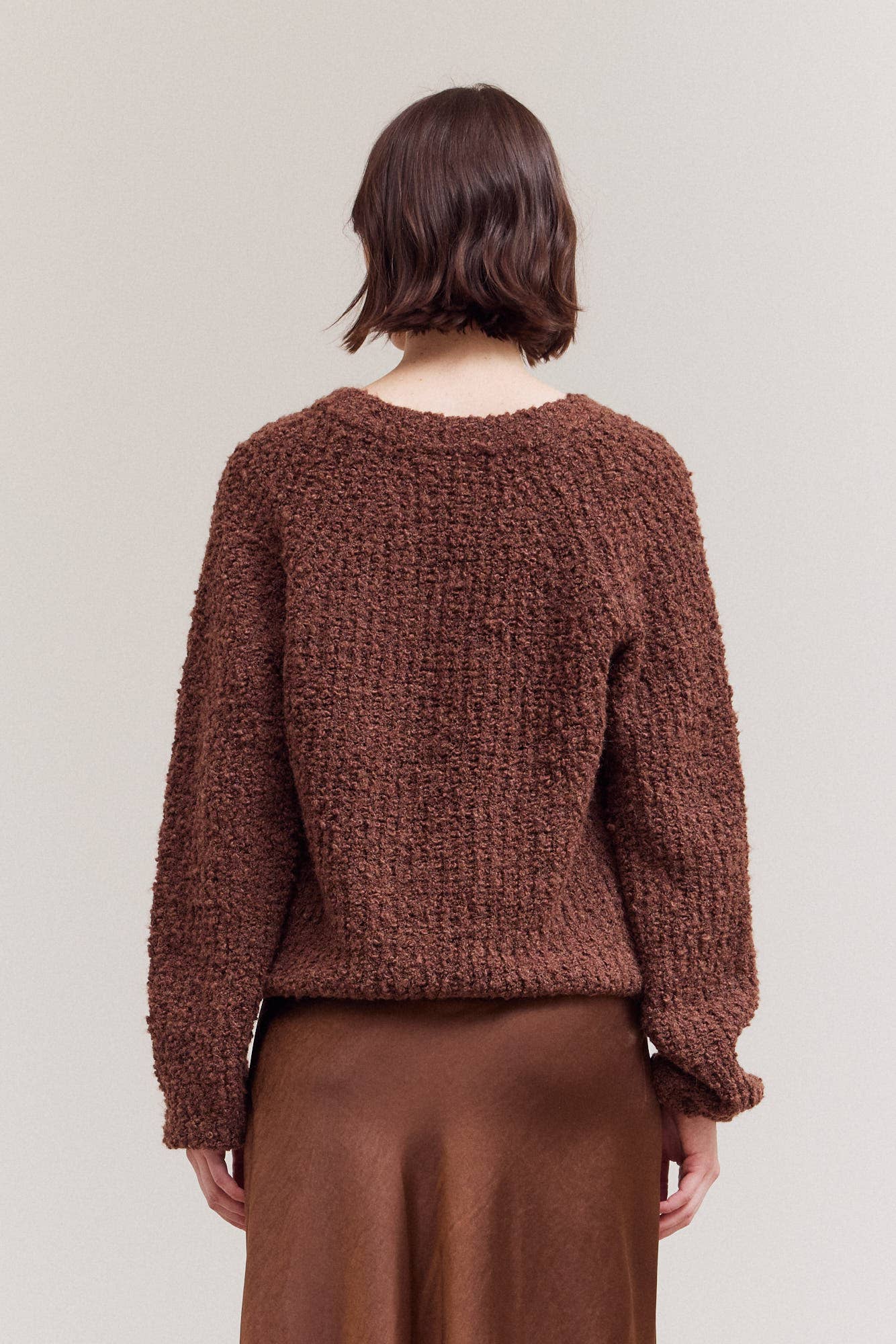 OPENED V-NECK SWEATER TOP: Bronze
