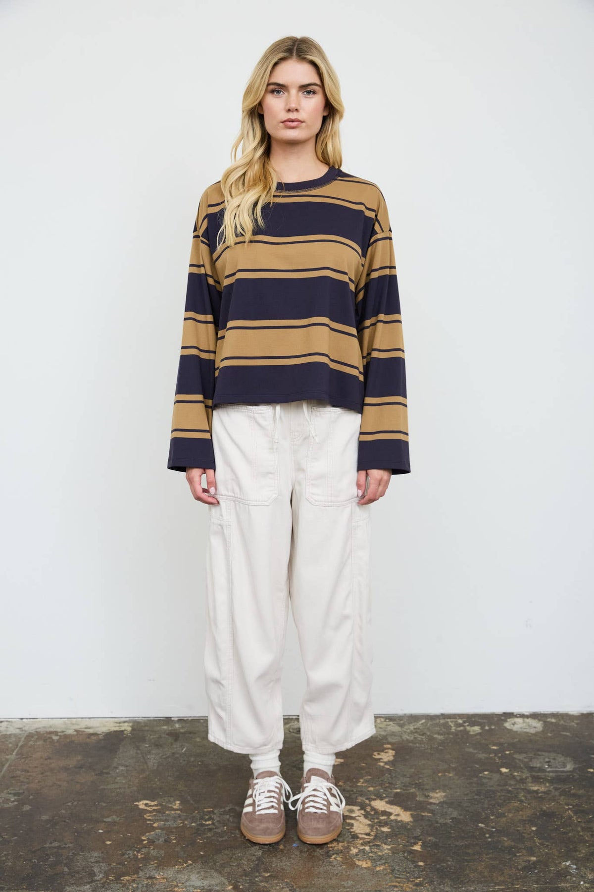 WIDE STRIPE CREW NECK LONG SLEEVE KNIT TOP: NAVY