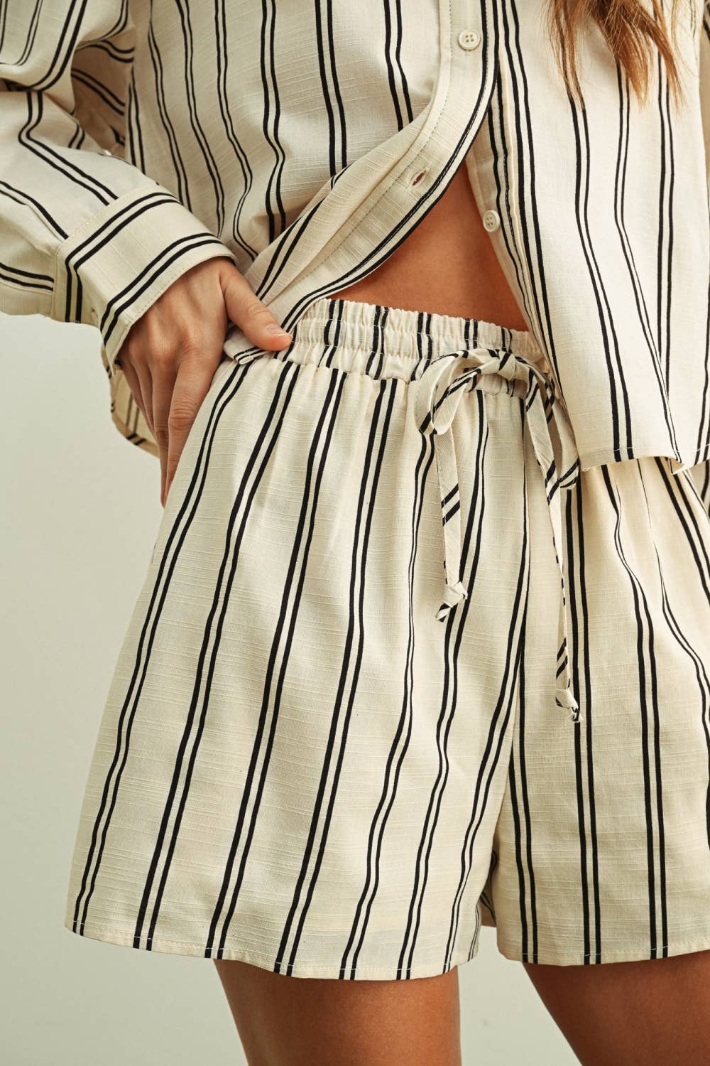 STRIPED ELASTIC BAND WAIST SHORTS: BLACK