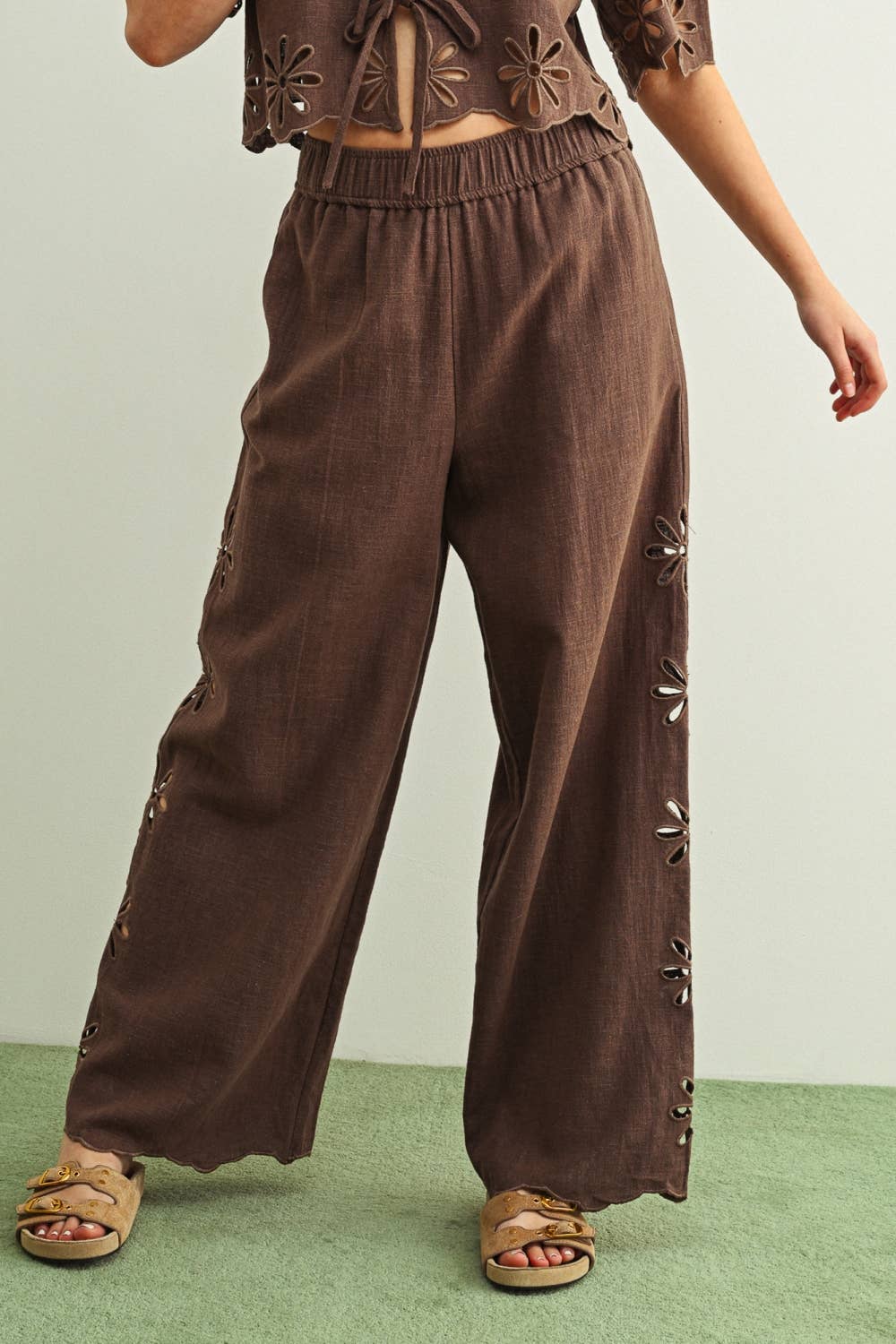 EMBORIDERED ON THE SIDE PANTS: BROWN