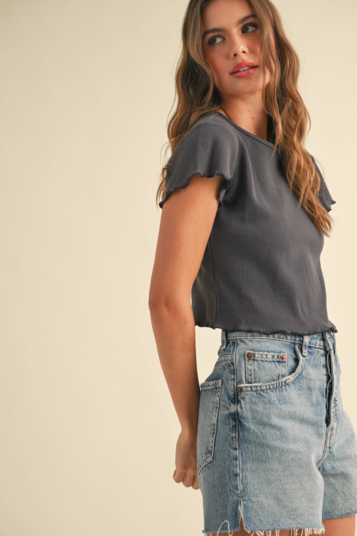 MINI WAFFLE FABRIC SHORT SLEEVE TOP: Charcoal