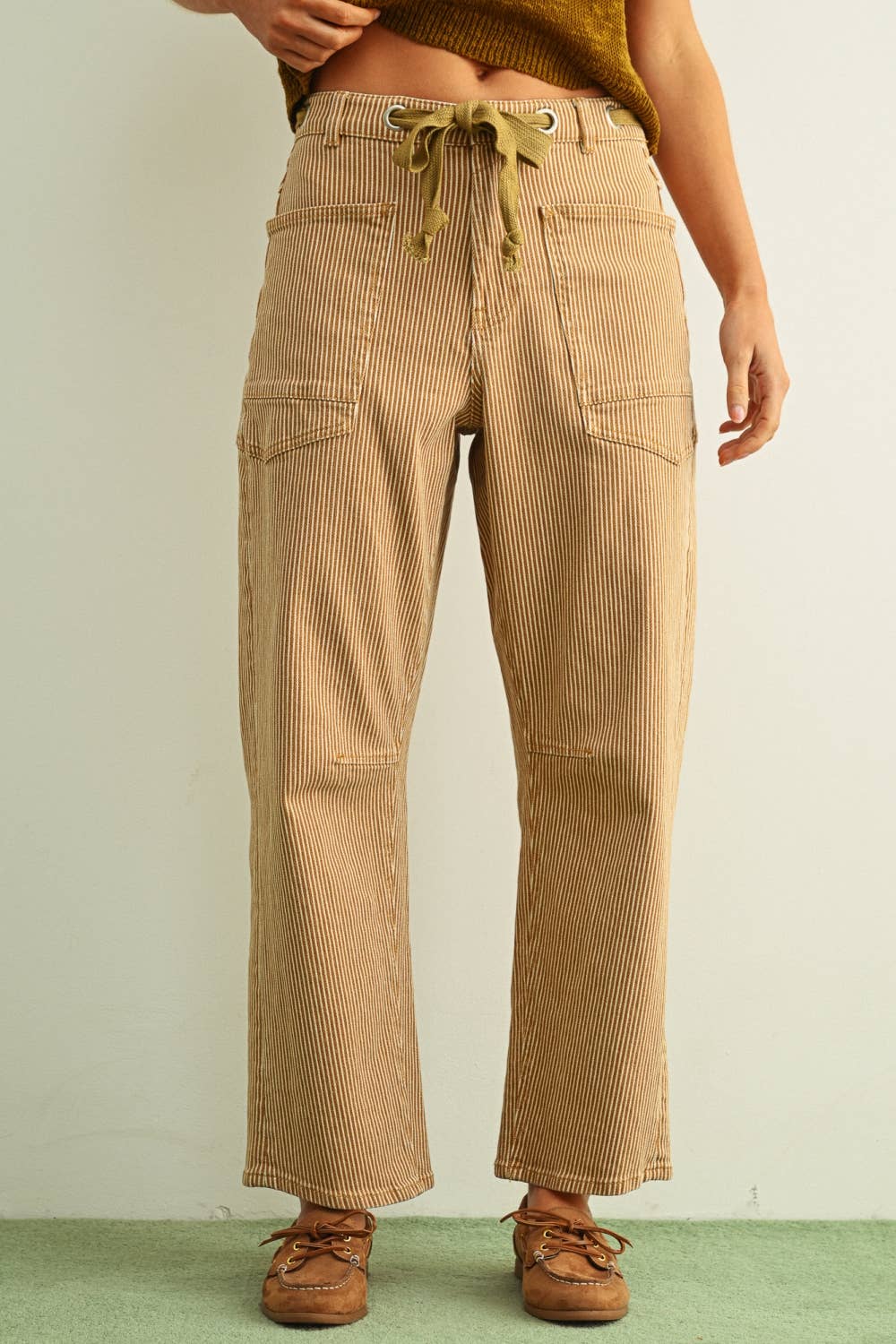 STRIPED PATTERN WASHED BARREL PANTS WITH BELT: CAMEL