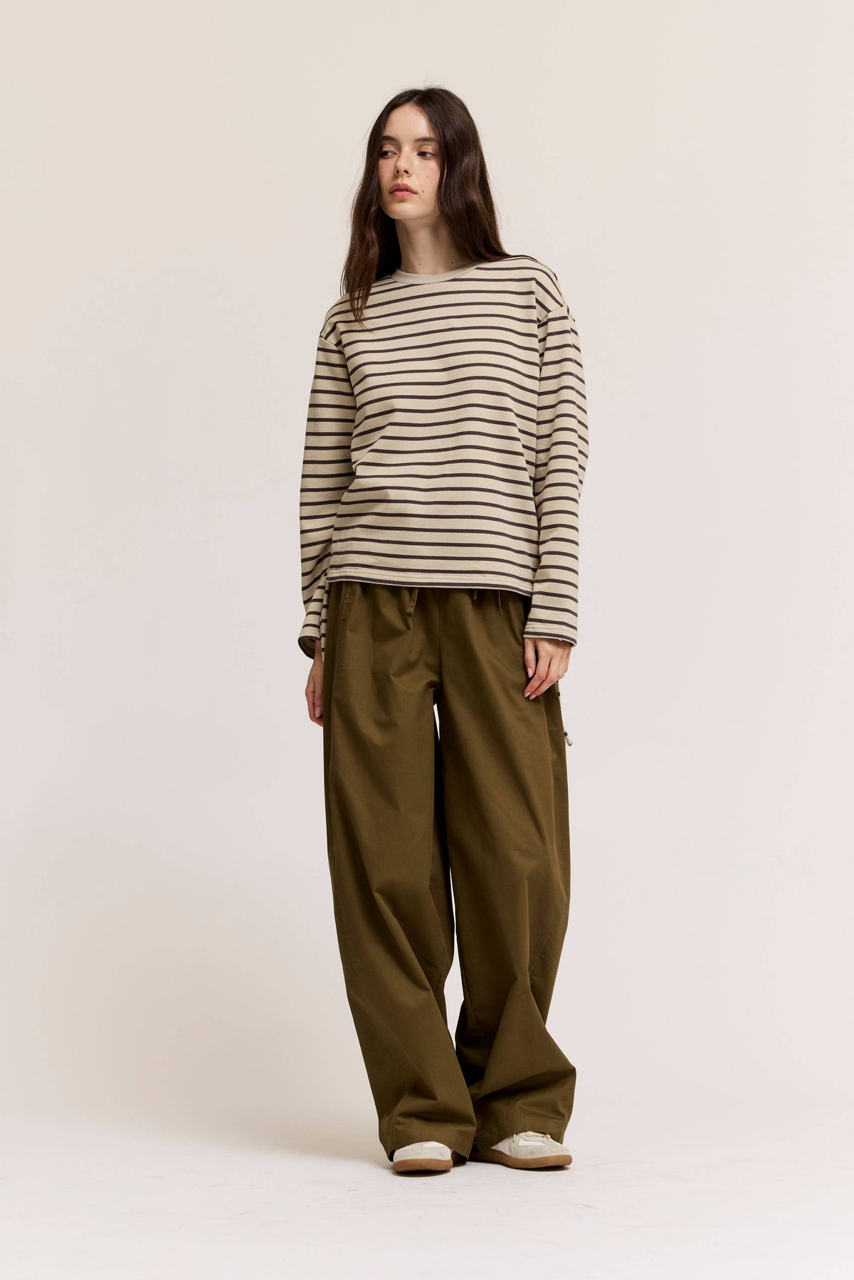 SIDE DRAWSTRING STRIPE CREWNECK SWEATSHIRTS: HAZE CHOCO