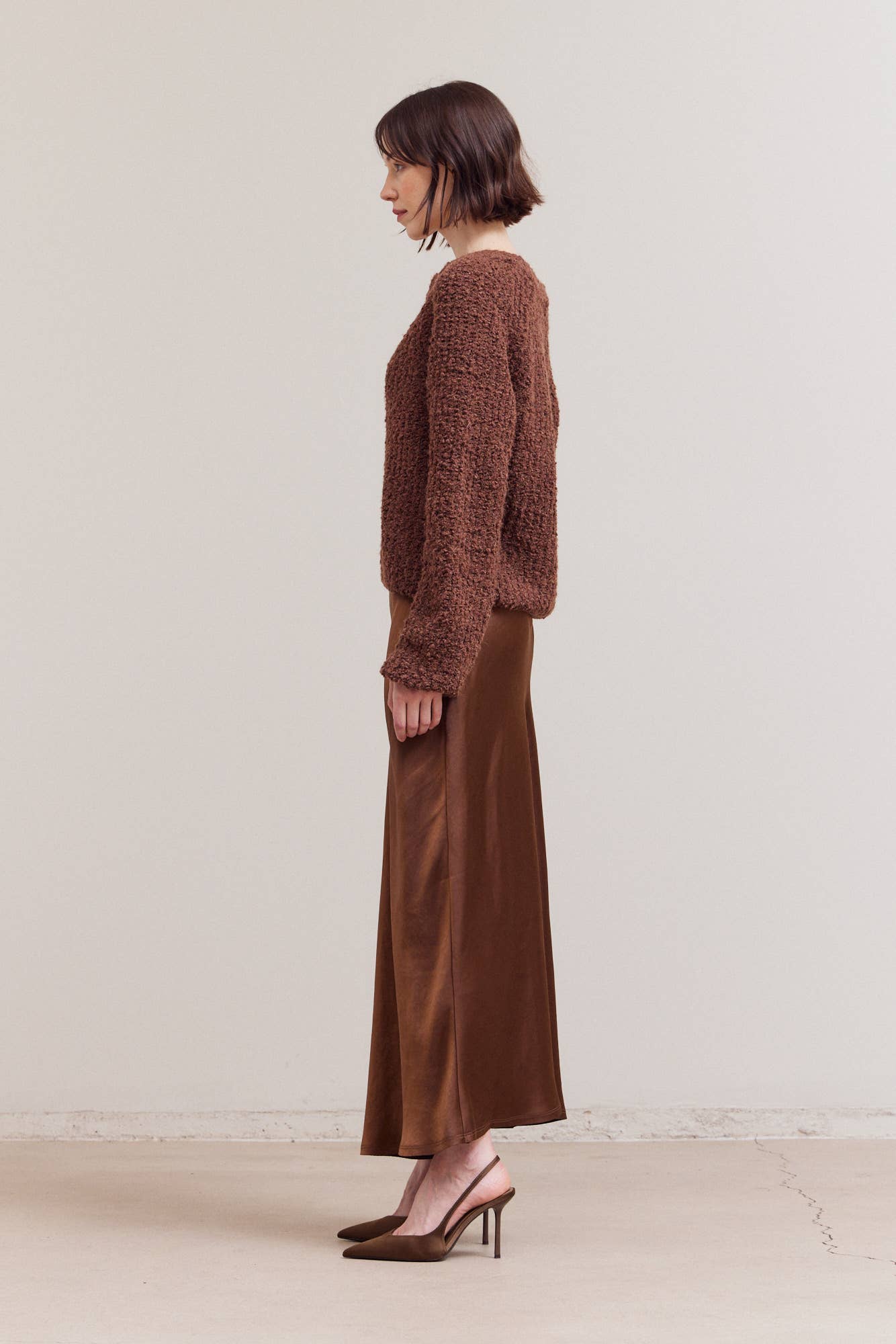 OPENED V-NECK SWEATER TOP: Bronze