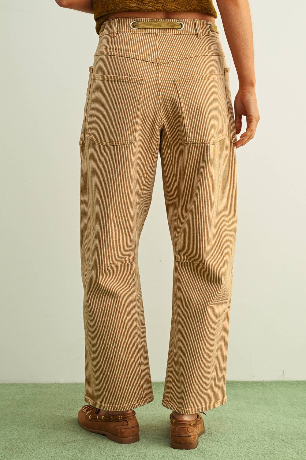 STRIPED PATTERN WASHED BARREL PANTS WITH BELT: CAMEL
