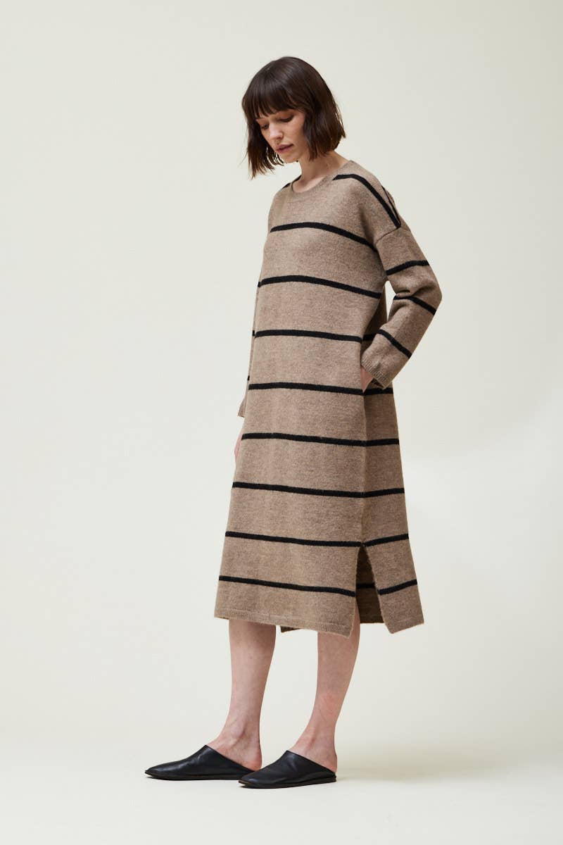 STRIPED SWEATER DRESS: LIGHT UMBER