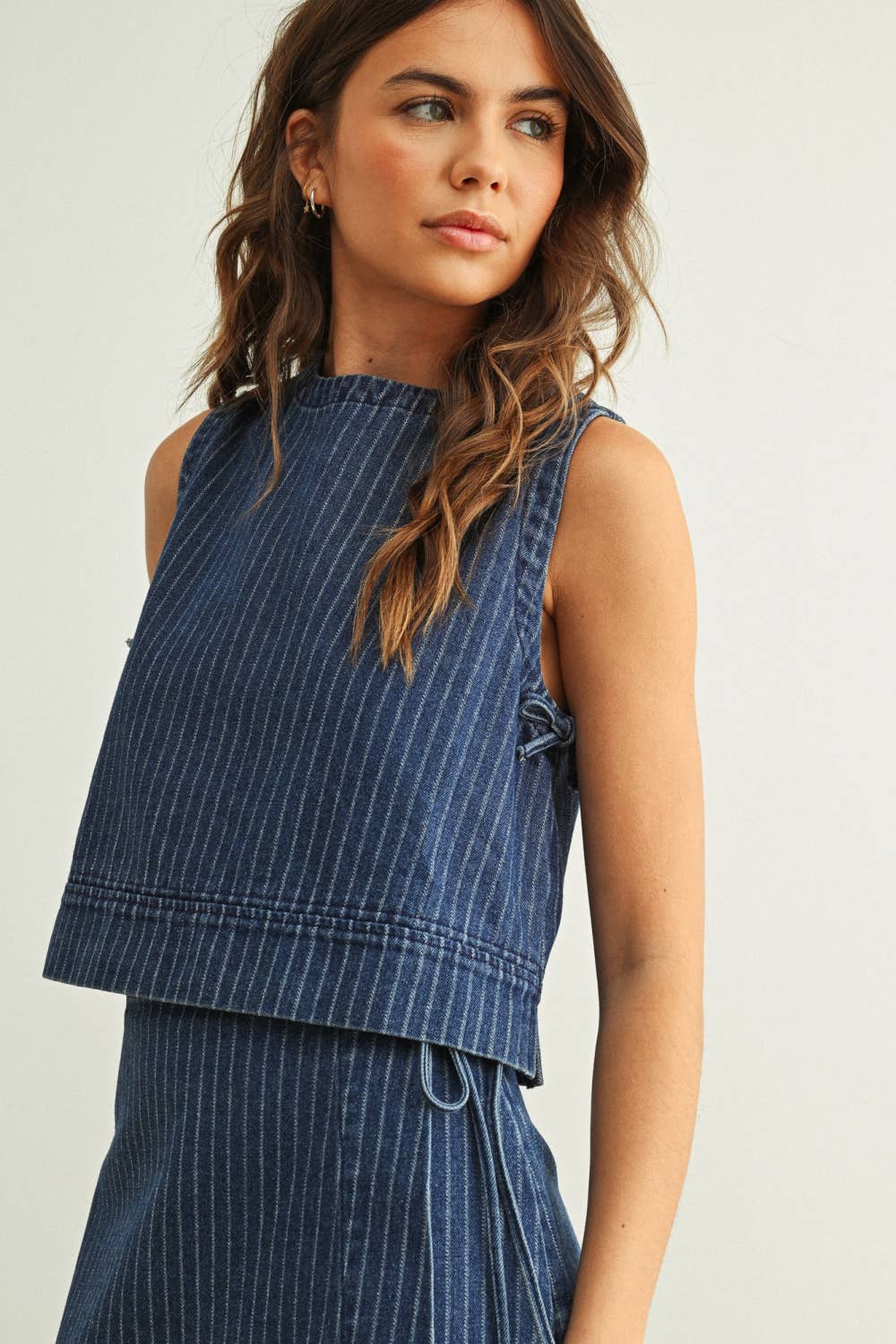 PINSTRIPED DENIM SLEEVELESS TOP: DENIM BLUE