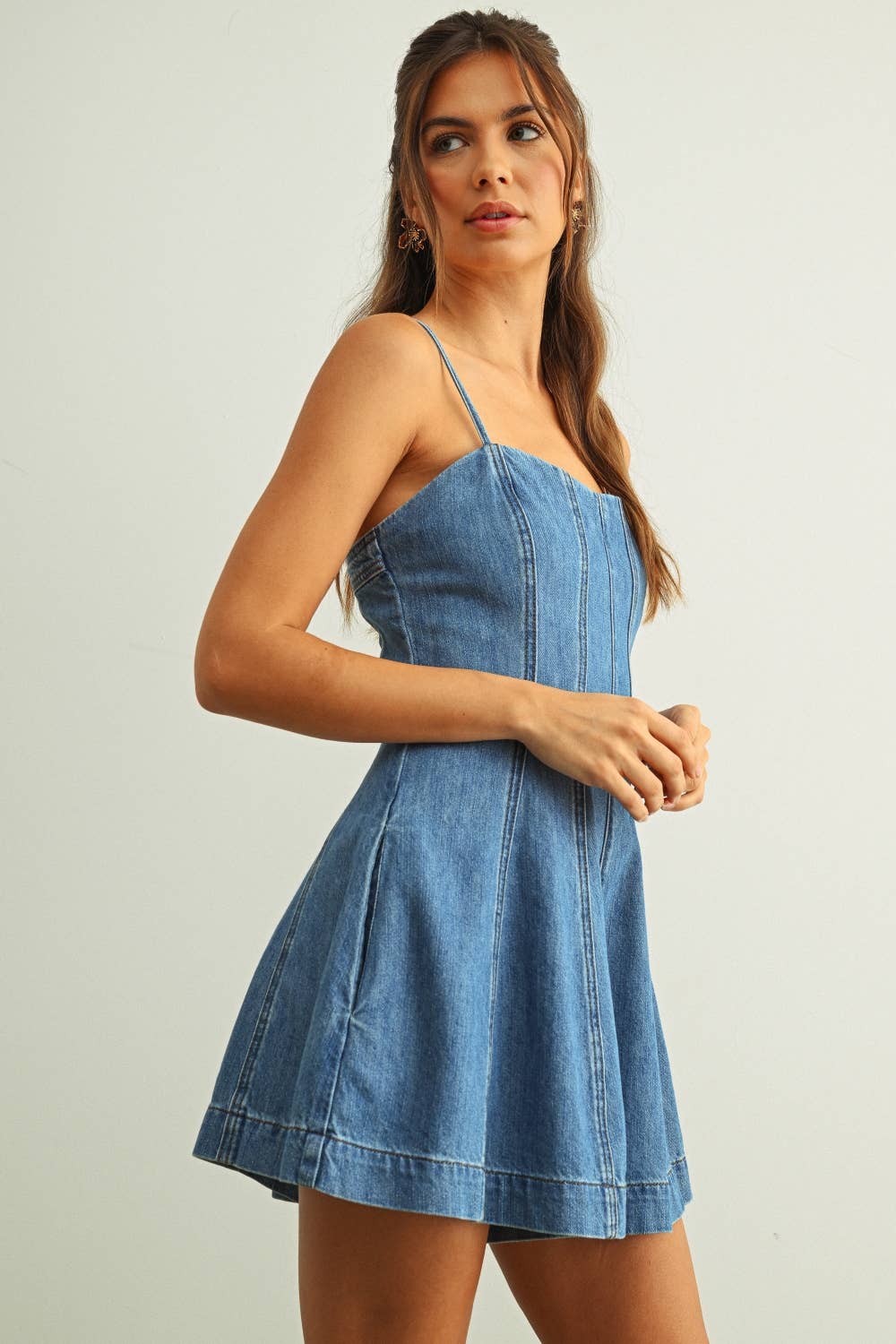 PANELED WASHED DENIM ROMPER: WASHED DENIM
