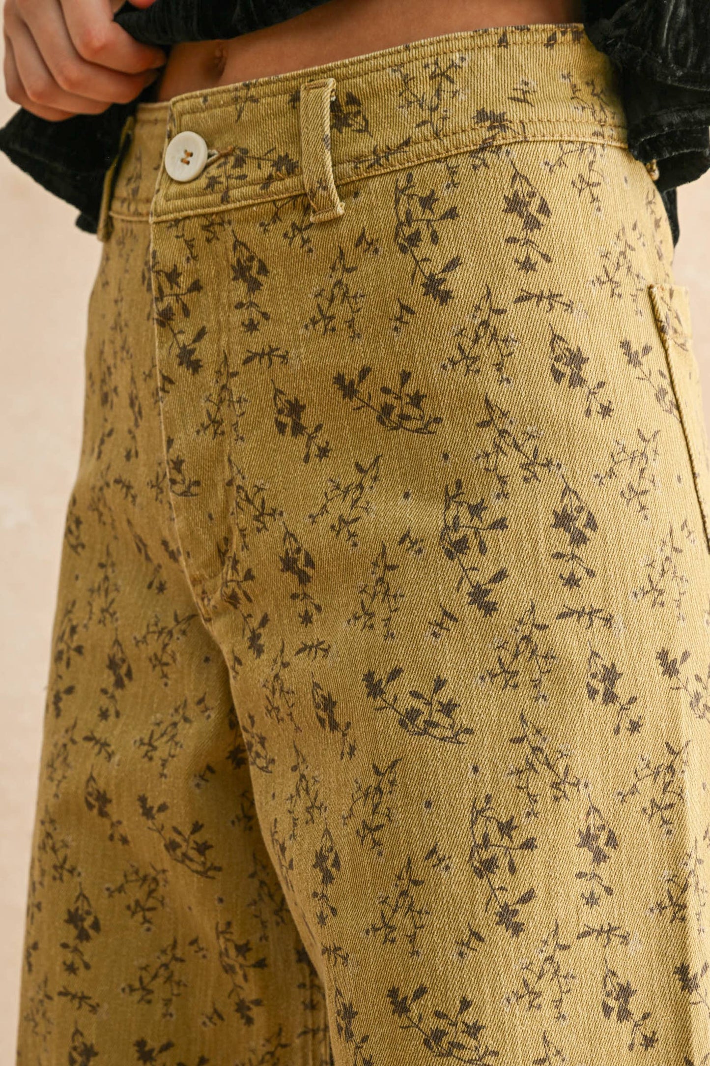 FLORAL PRINT STRETCHED PANTS: STRAW/BROWN
