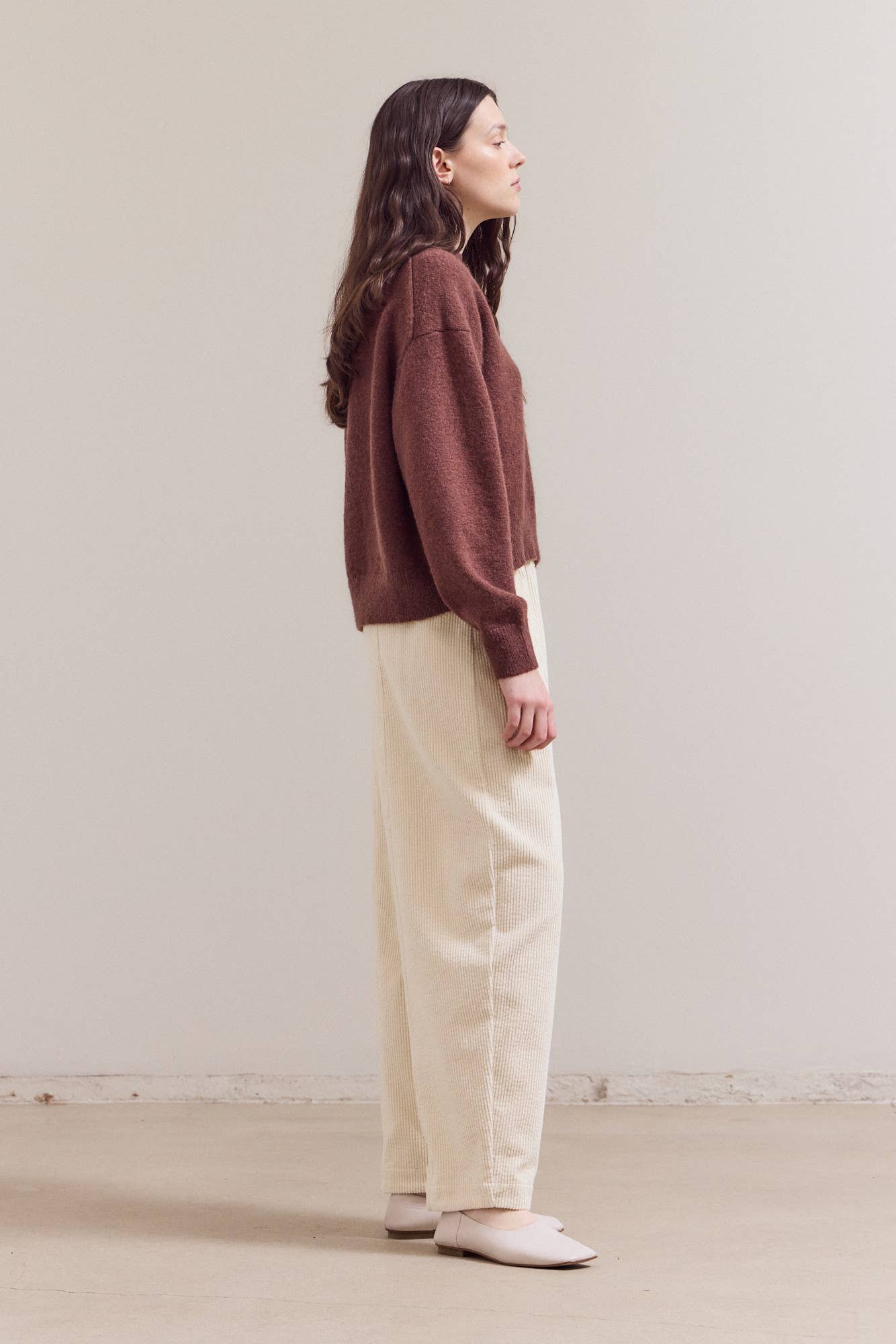 SEAM DETAIL ROUND NECK SWEATER: BRICK