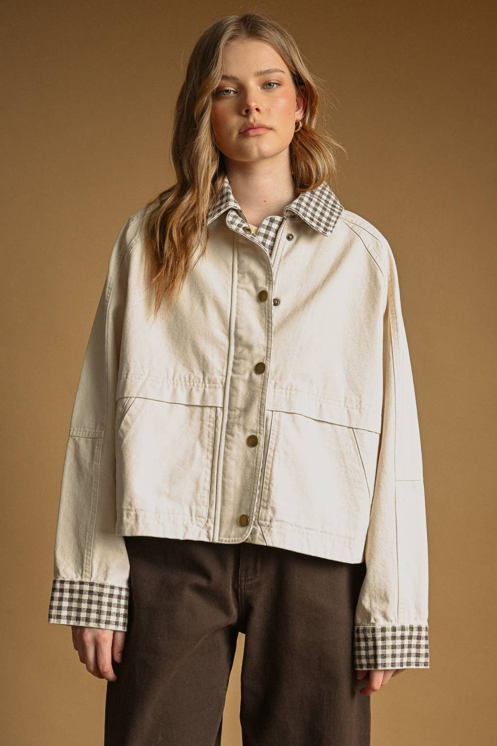GINGHAM COLLARED TWILL JACKET: BEIGE