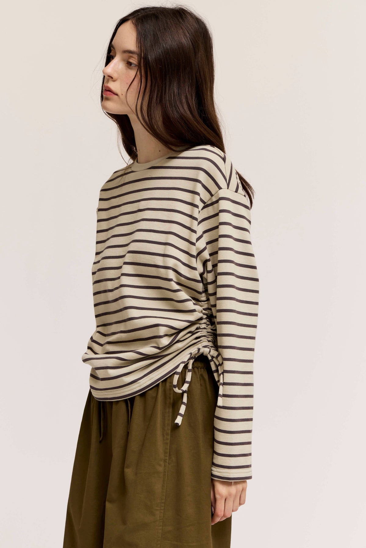 SIDE DRAWSTRING STRIPE CREWNECK SWEATSHIRTS: HAZE CHOCO