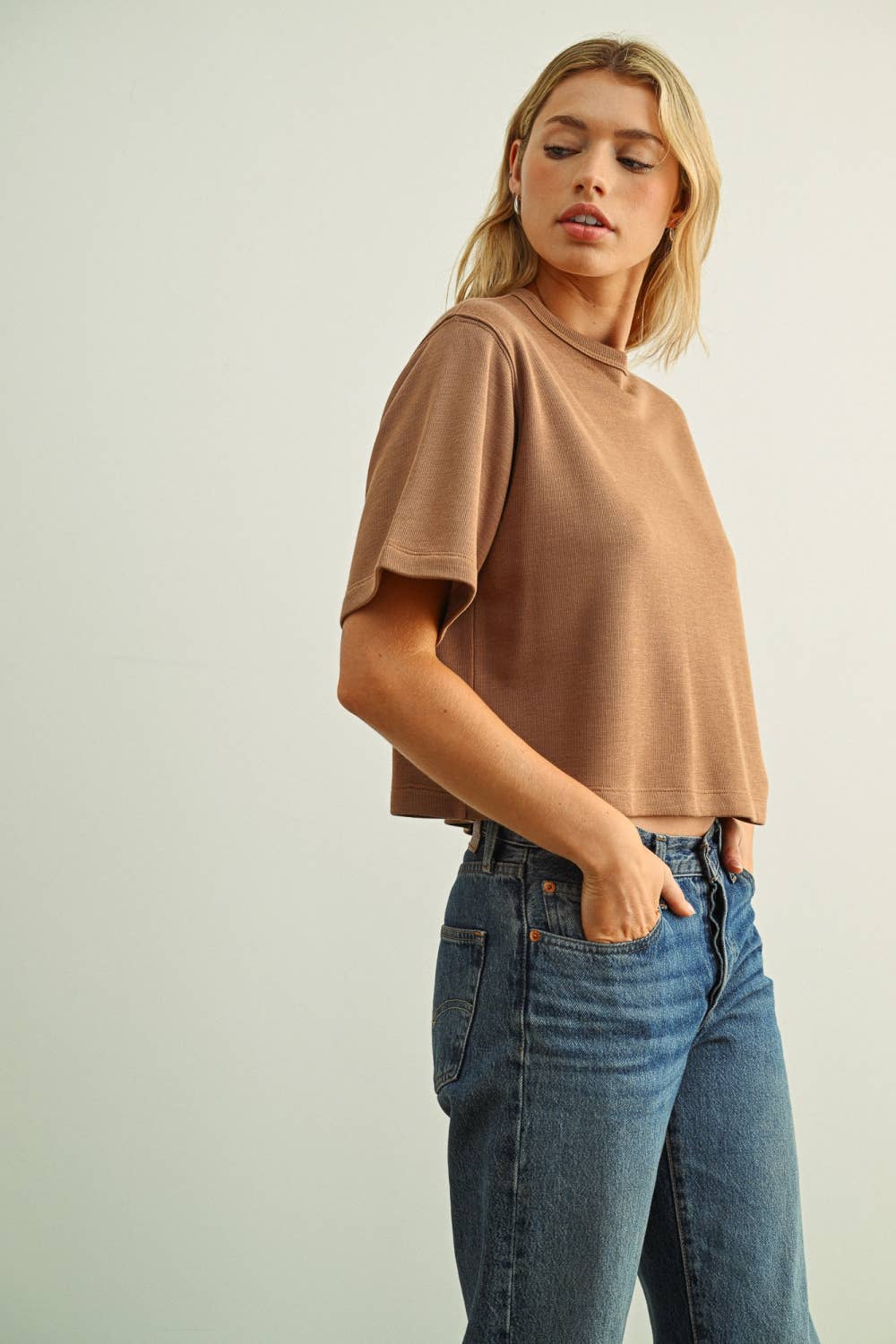 SOFR BRUSHED FABRIC SHORT SLEEVE TOP: MOCHA