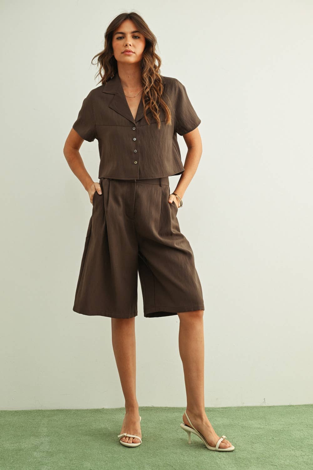 RAYON BUTTON SSLV BLOUSE: BROWN