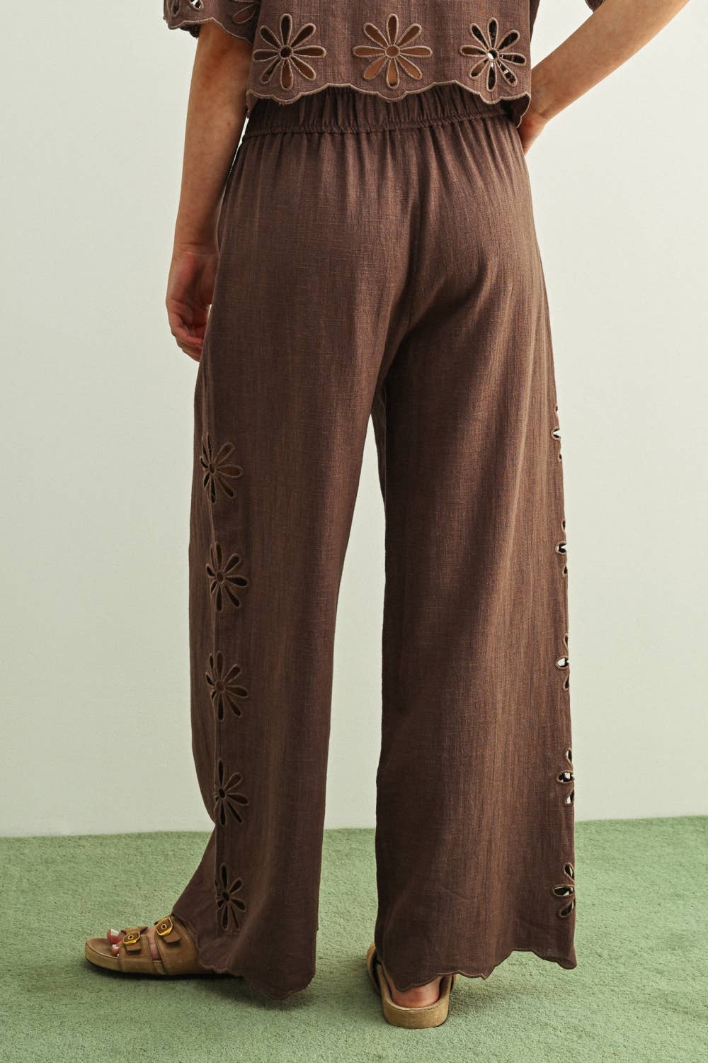 EMBORIDERED ON THE SIDE PANTS: BROWN