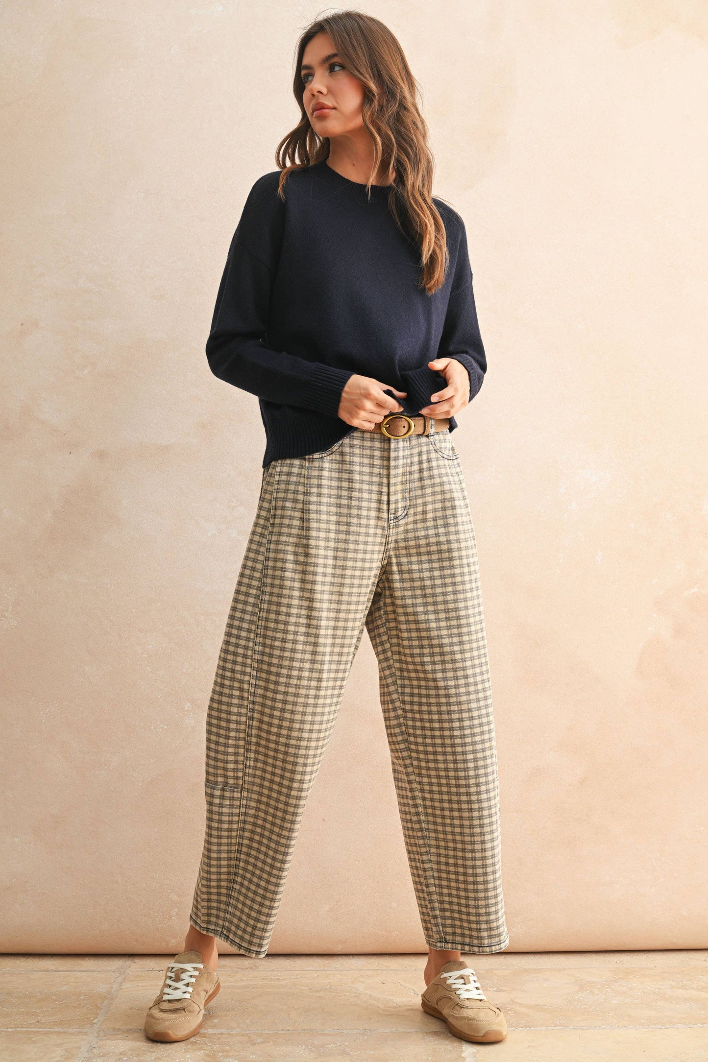 MINI CHECKER PATTERN BARREL PANTS: TAN/BROWN
