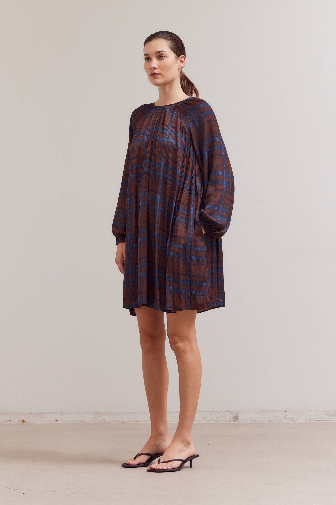 PLEATED PRINT MINI DRESS: Multi