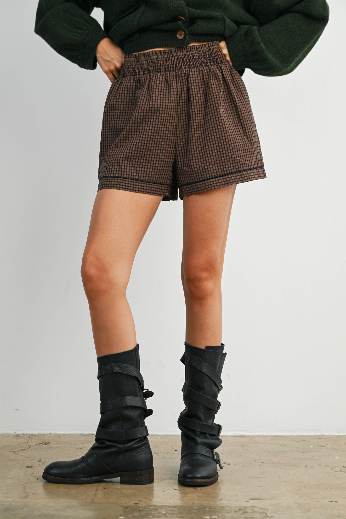 Elastic High-Waisted Trimmed Shorts: BROWN