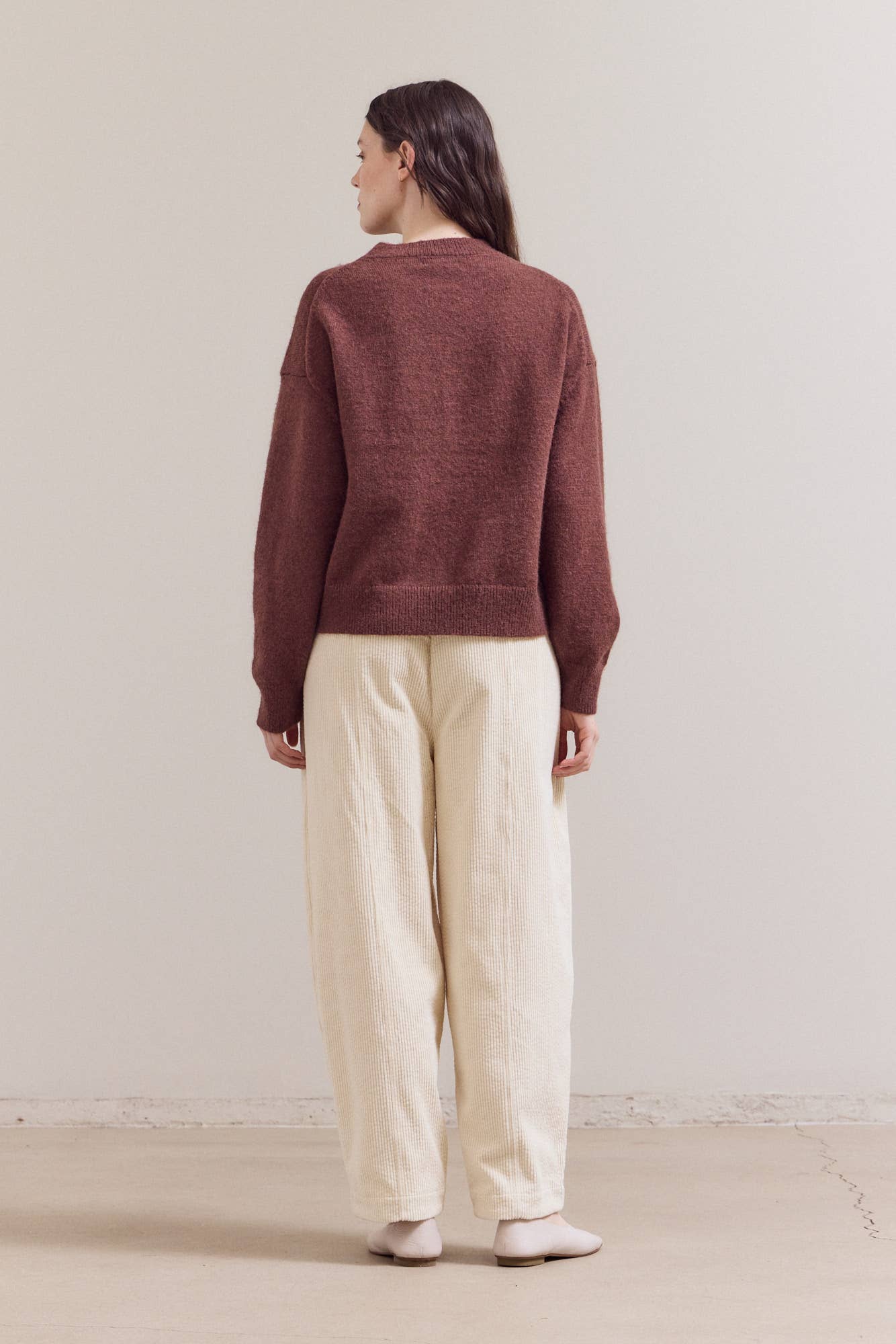 SEAM DETAIL ROUND NECK SWEATER: BRICK