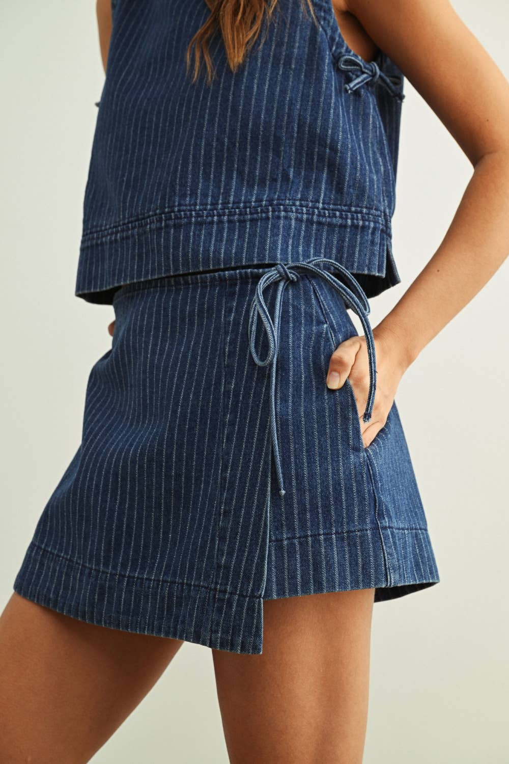 PINSTRIPED DENIM SKORT: DENIM BLUE