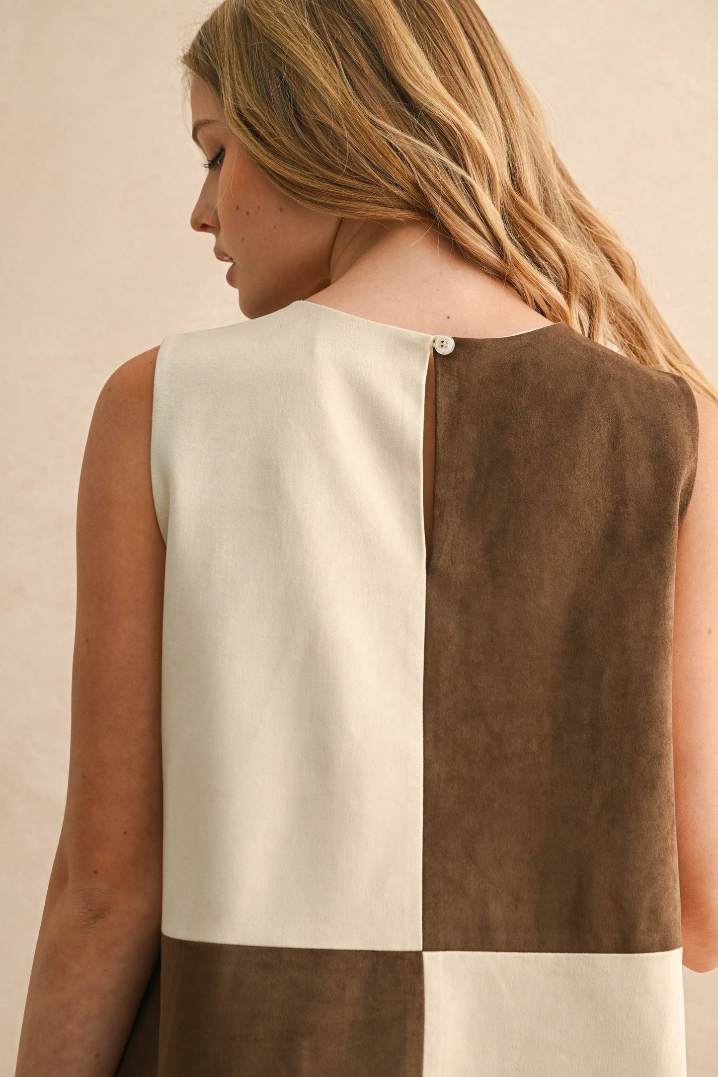 SUEDE COLOR CONTRASTED SHIFT DRESS: BROWN/ECRU
