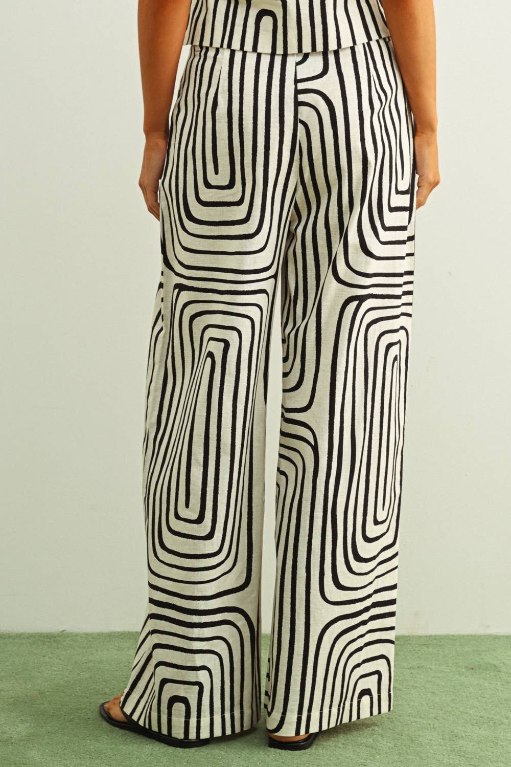 GRID PRINT WIDE LEG TROUSER: BLACK / WHITE