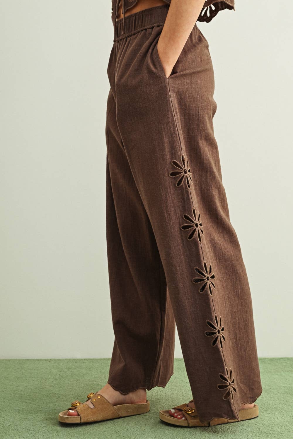 EMBORIDERED ON THE SIDE PANTS: BROWN