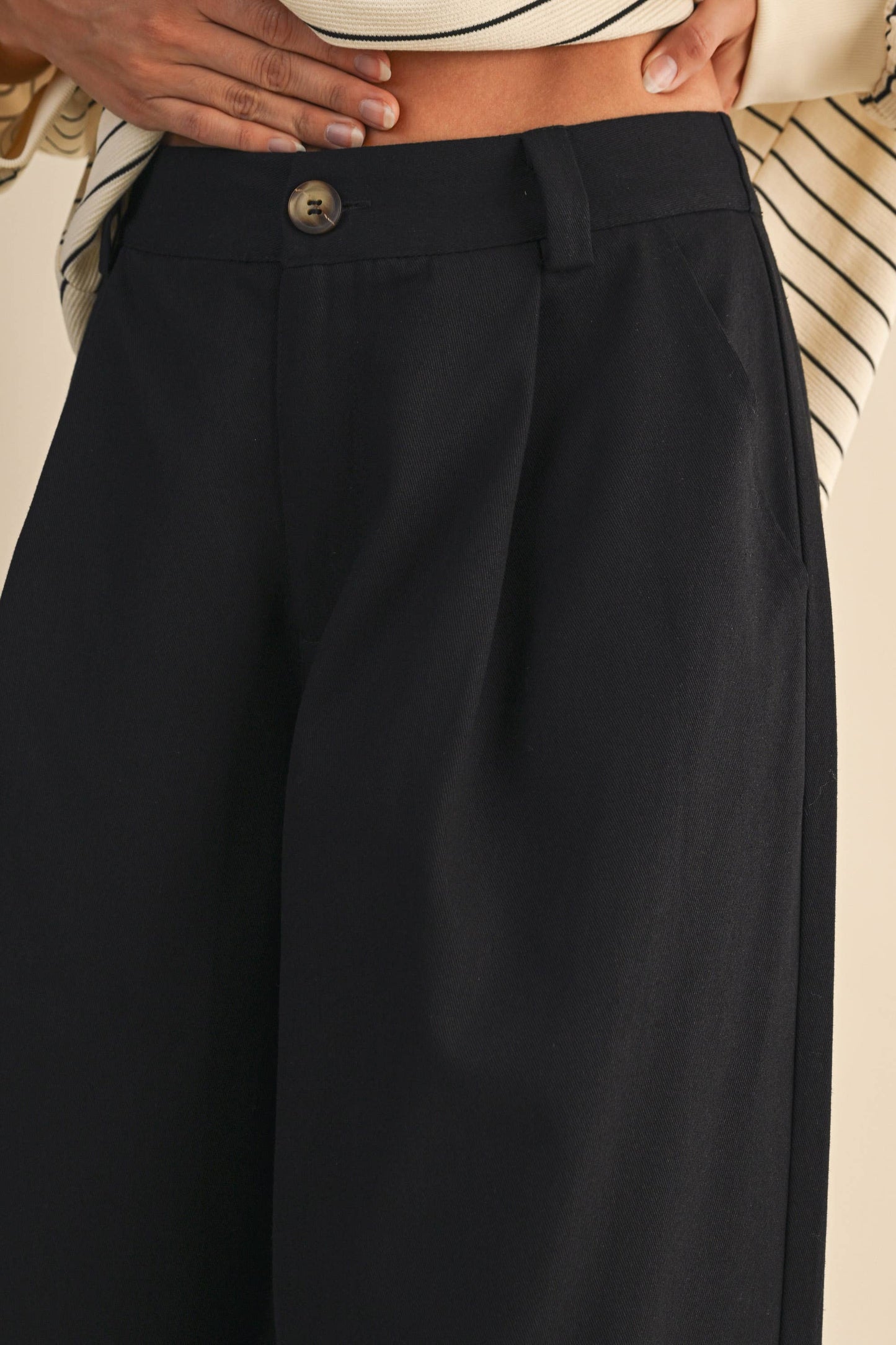 PINTUCK DETAIL CROPED WIDE LEG PANTS: Black