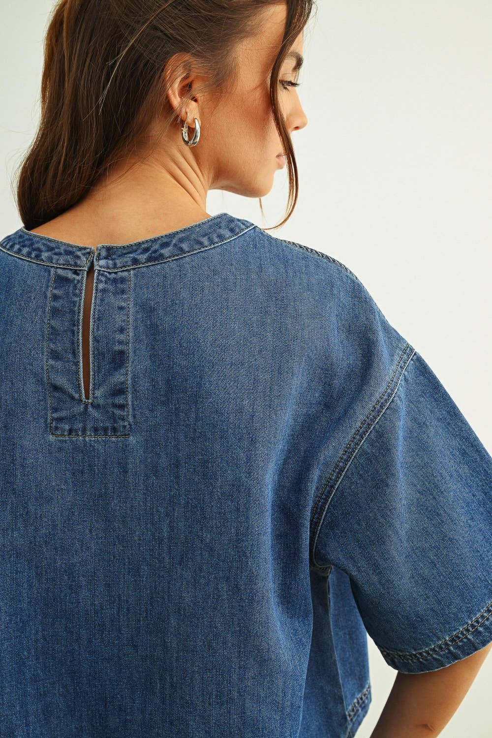 ROUND NECK SHORT SLEEVE DENIM TOP: DENIM BLUE