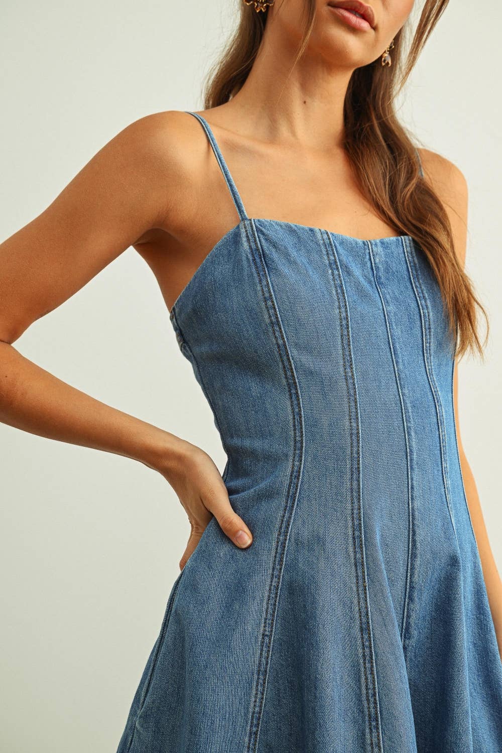 PANELED WASHED DENIM ROMPER: WASHED DENIM